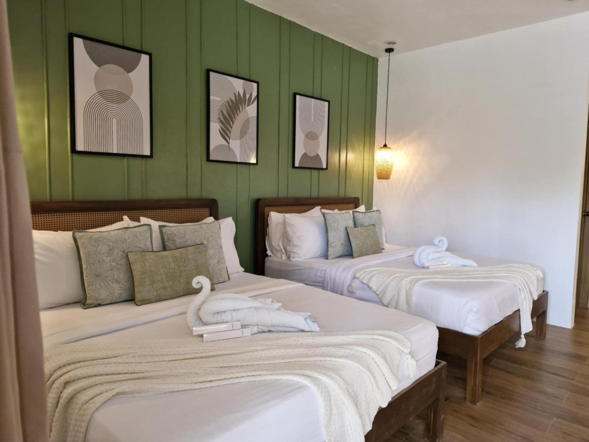 Quadruple Room - Photo 11