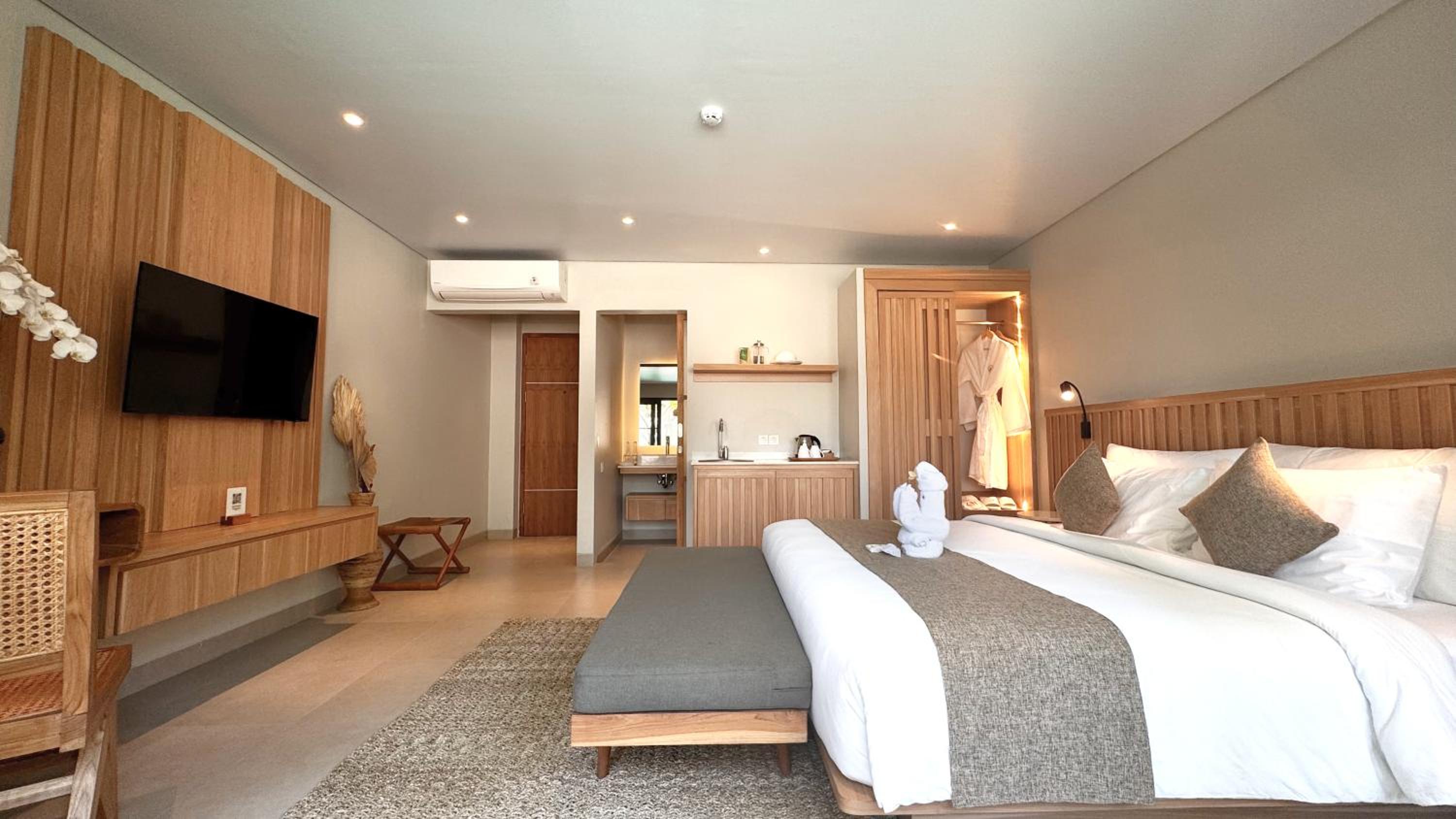 Deluxe Room Pool Access