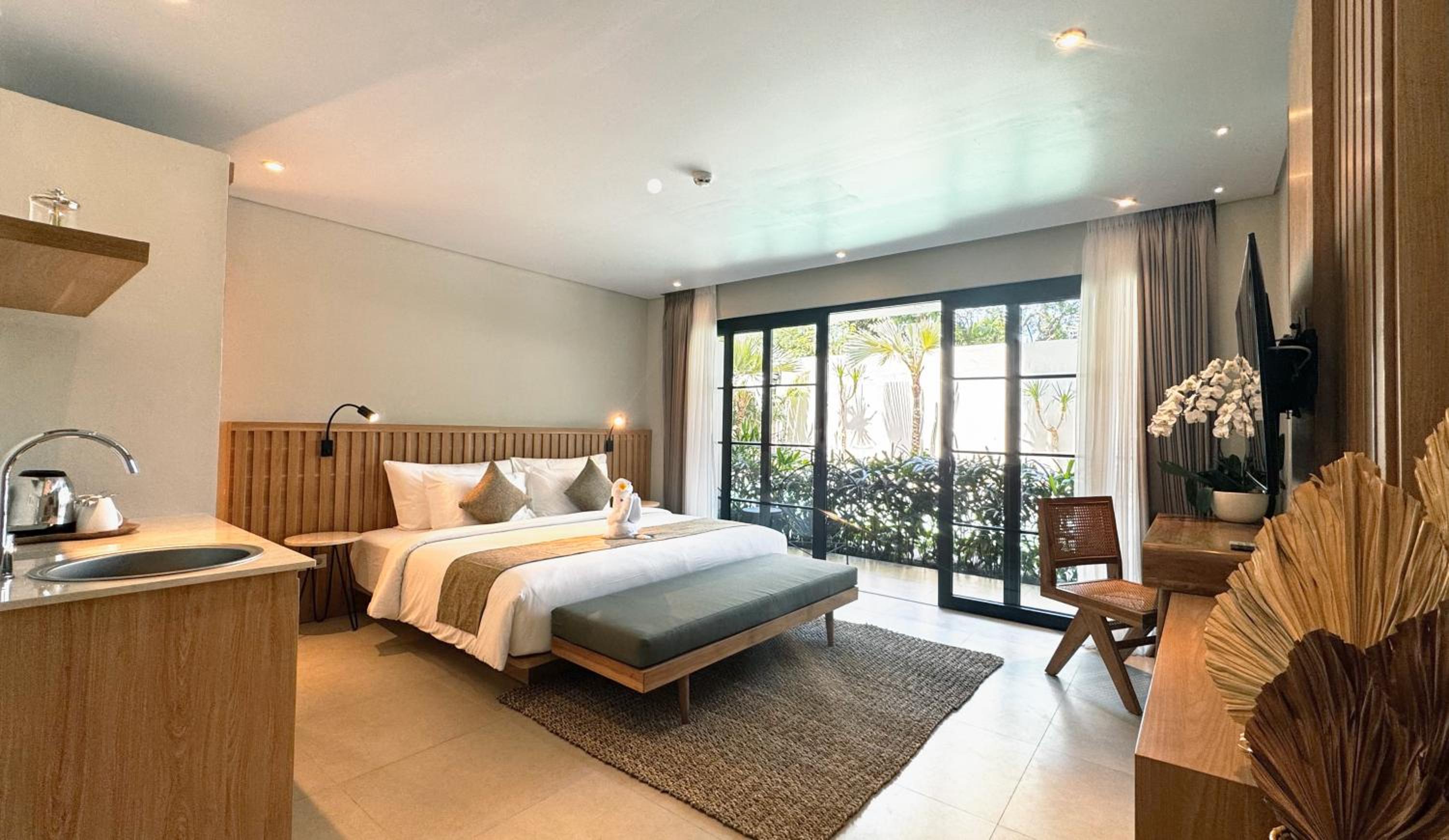 Deluxe Room Pool Access