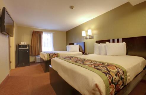 Queen Room with Two Queen Beds - Photo 8