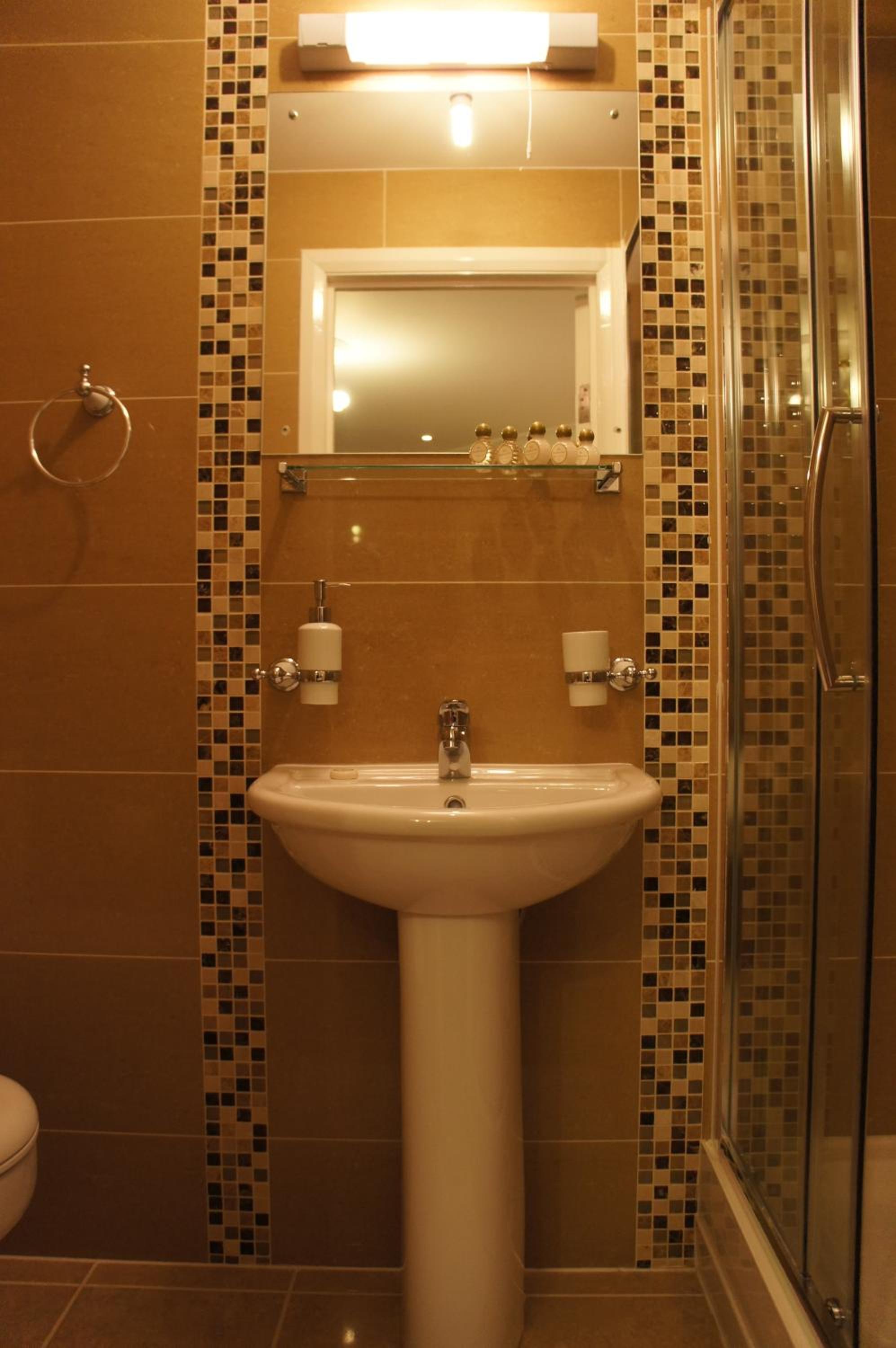 Single Room - Private Bathroom photo 3