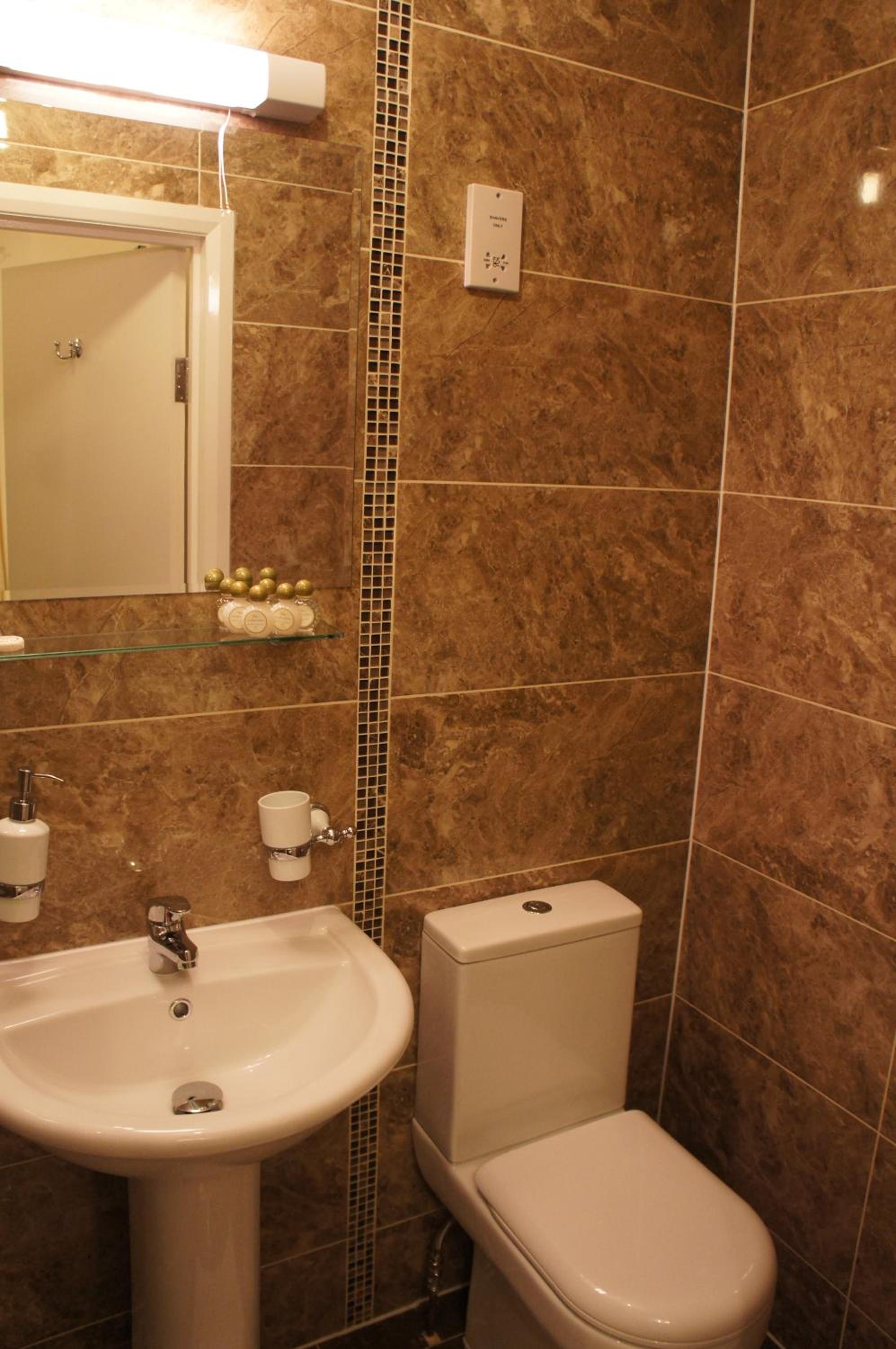 Double Room - Private Bathroom photo 3