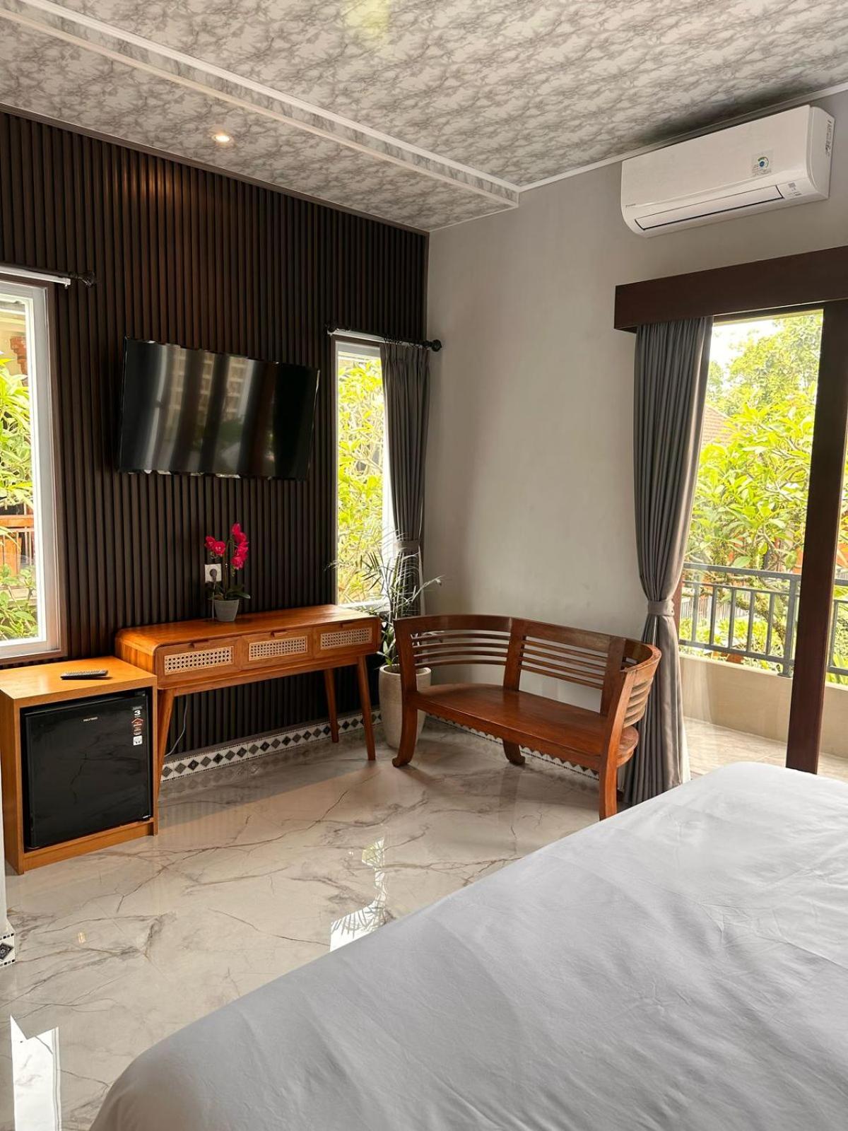 Deluxe King Suite - Photo 11