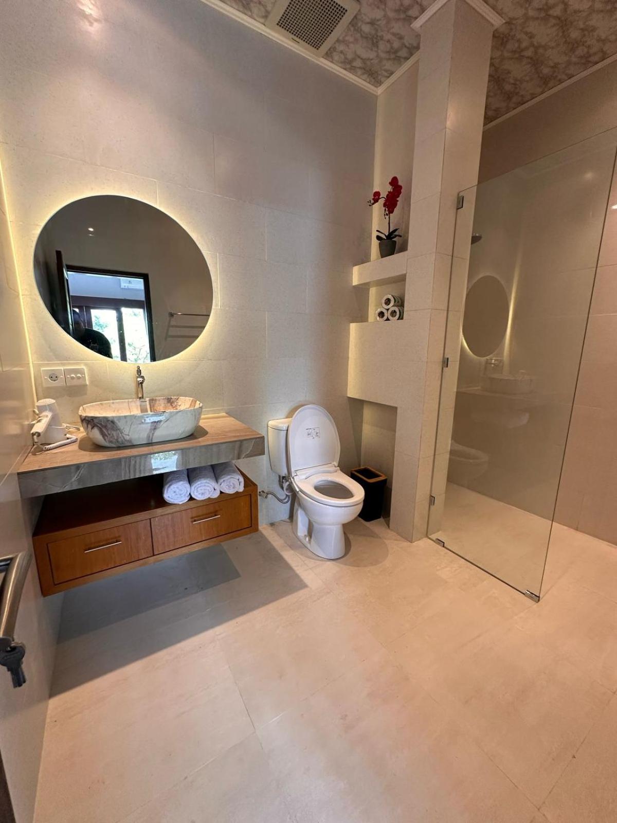 Deluxe King Suite - Photo 9