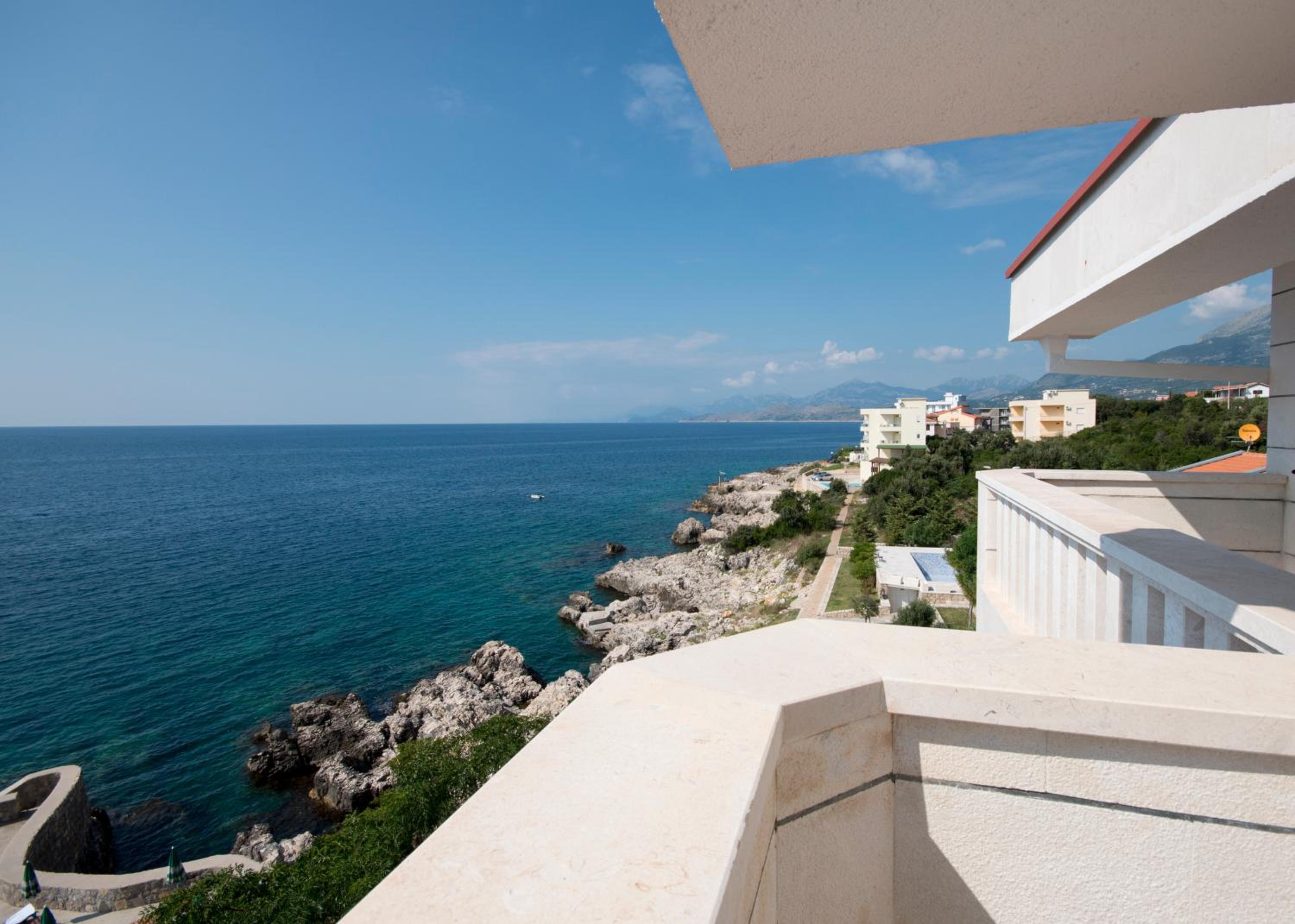 Double Room with Balcony and Sea View - Photo 2
