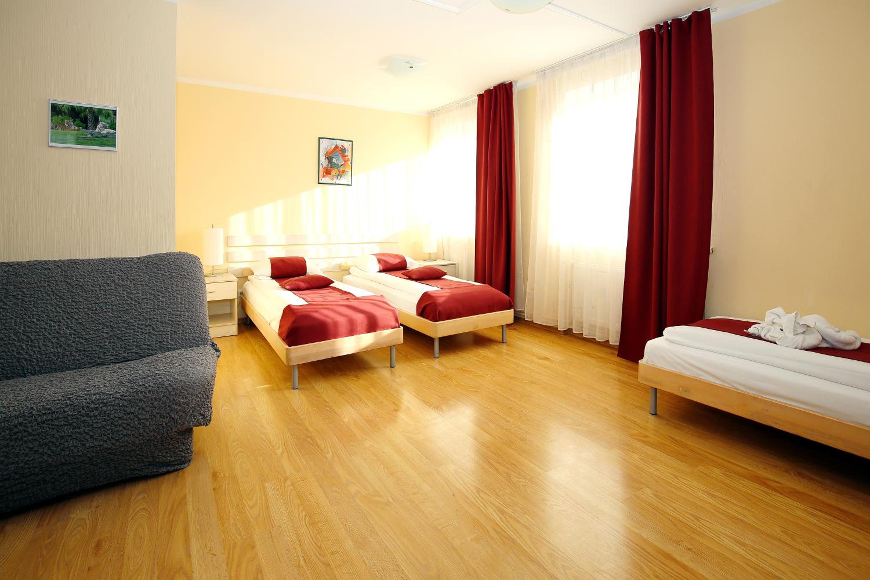Family Room (2 Adults + 1 Child) photo 1