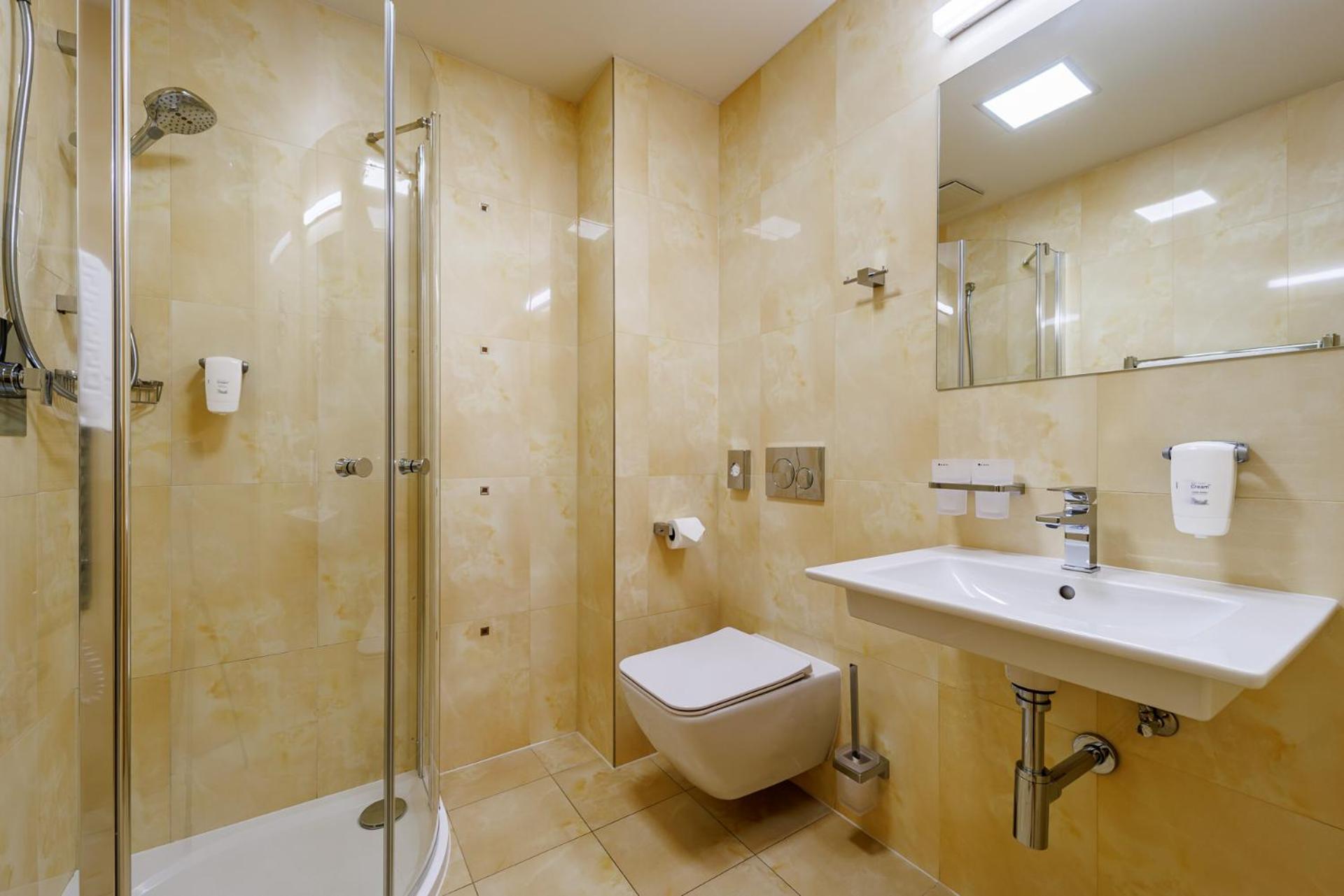 Deluxe Double Room with Shower - Photo 6