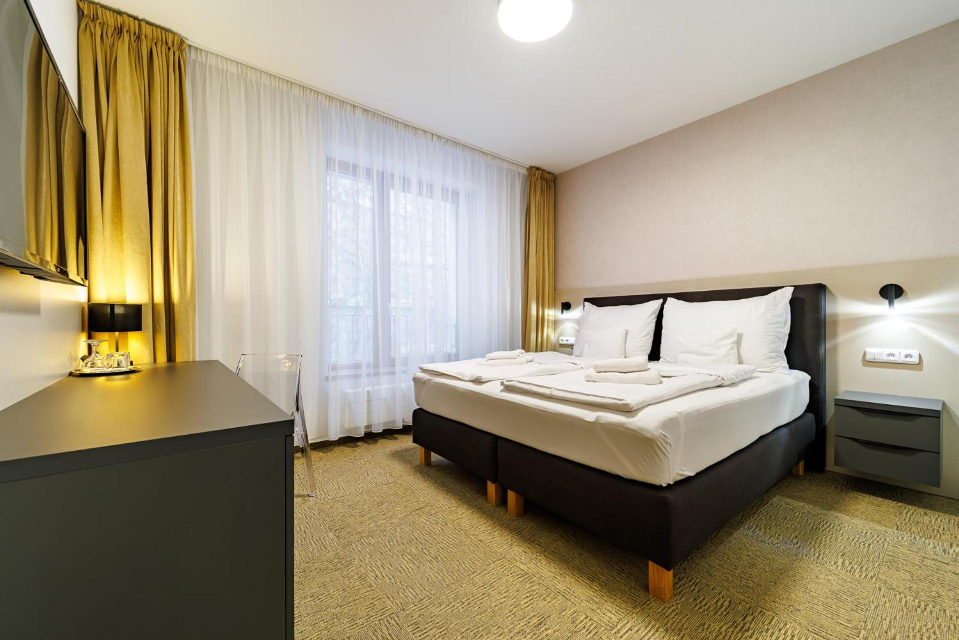 Deluxe Double Room with Shower - Photo 11