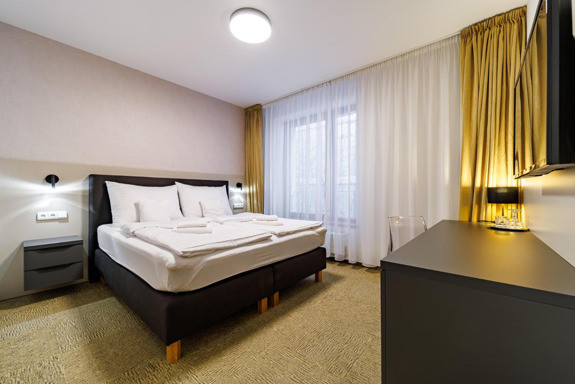 Deluxe Double Room with Shower - Photo 3
