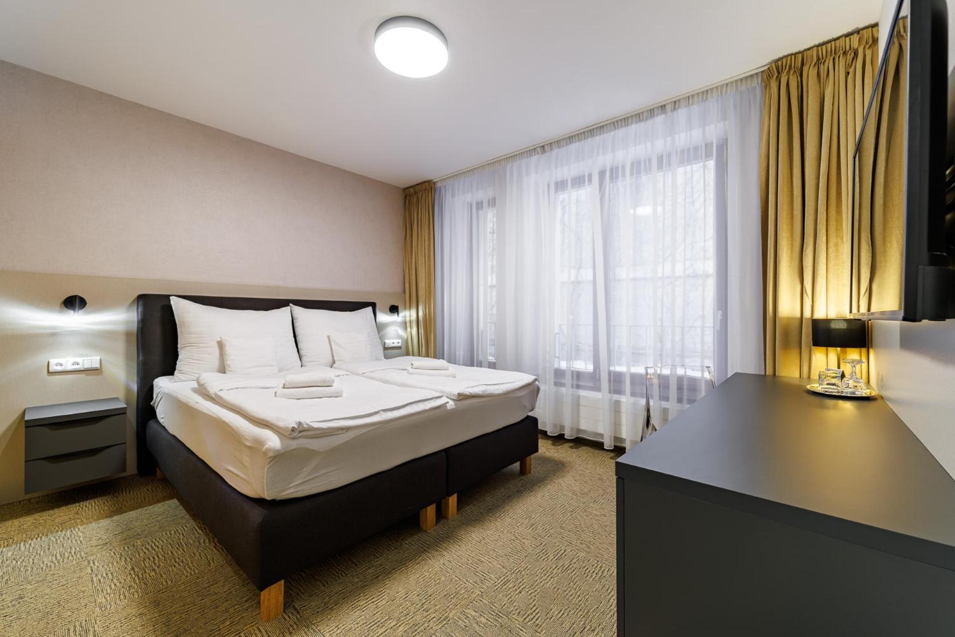 Deluxe Double Room with Shower - Photo 13