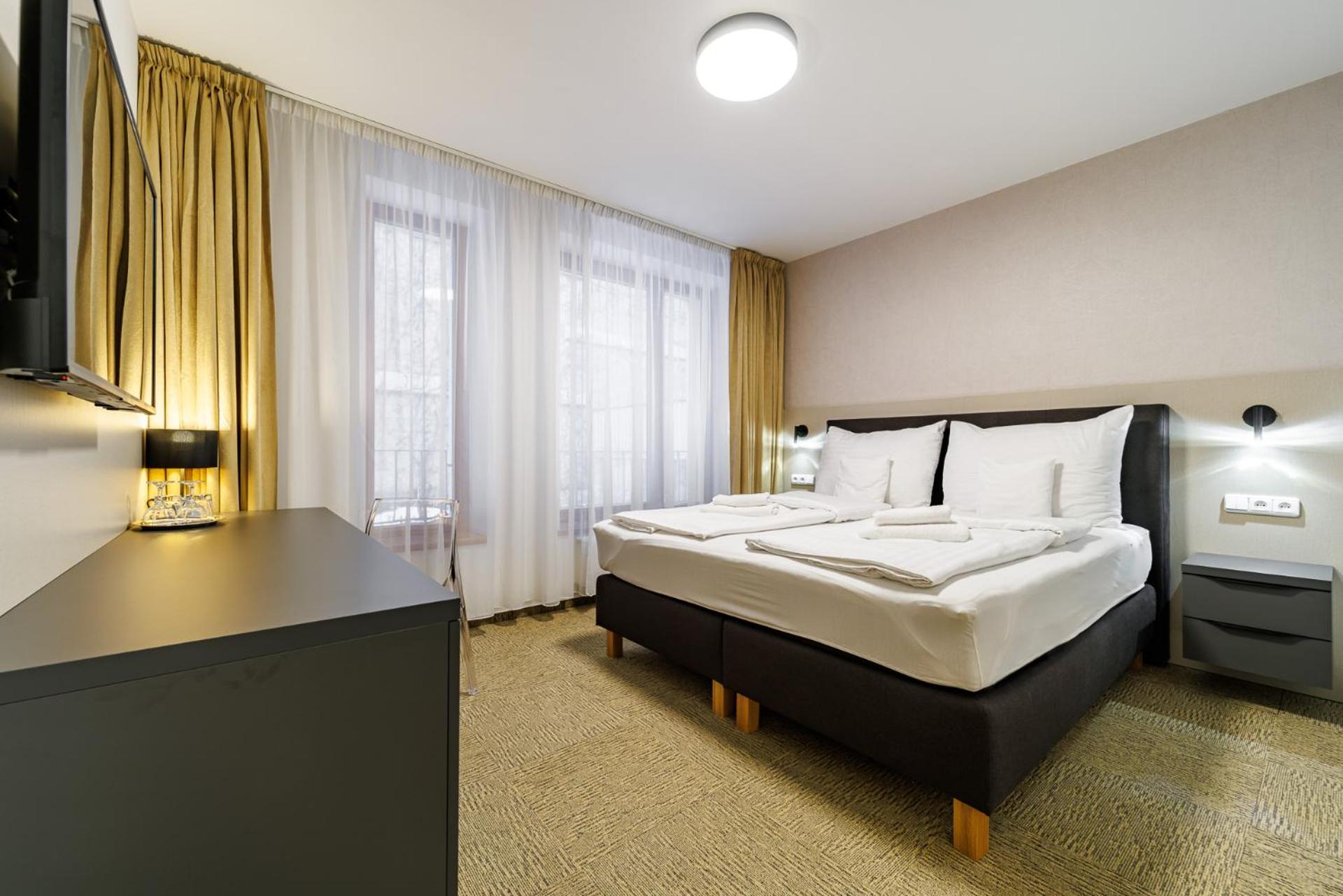 Deluxe Double Room with Shower - Photo 8