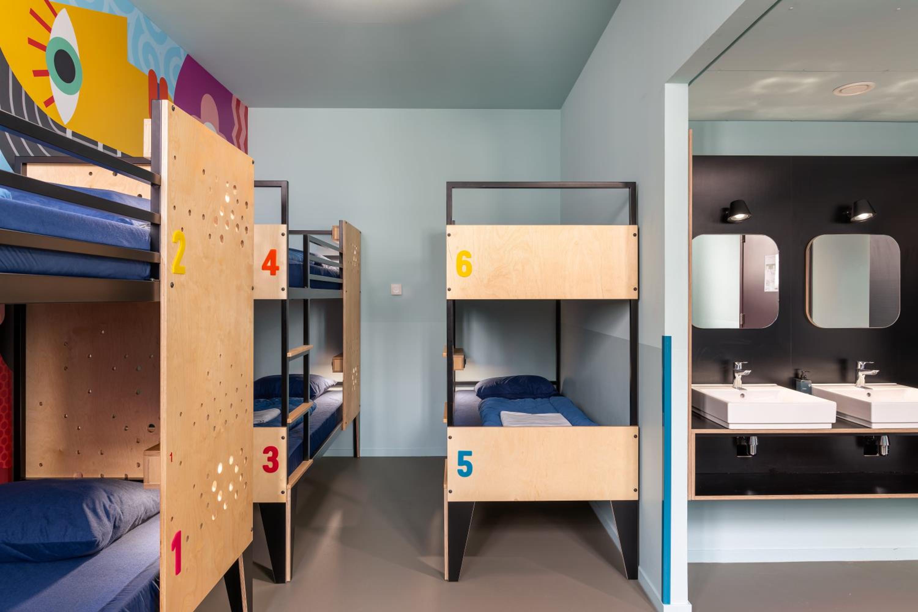 8-person Room with Private Bathroom and Shower photo 2