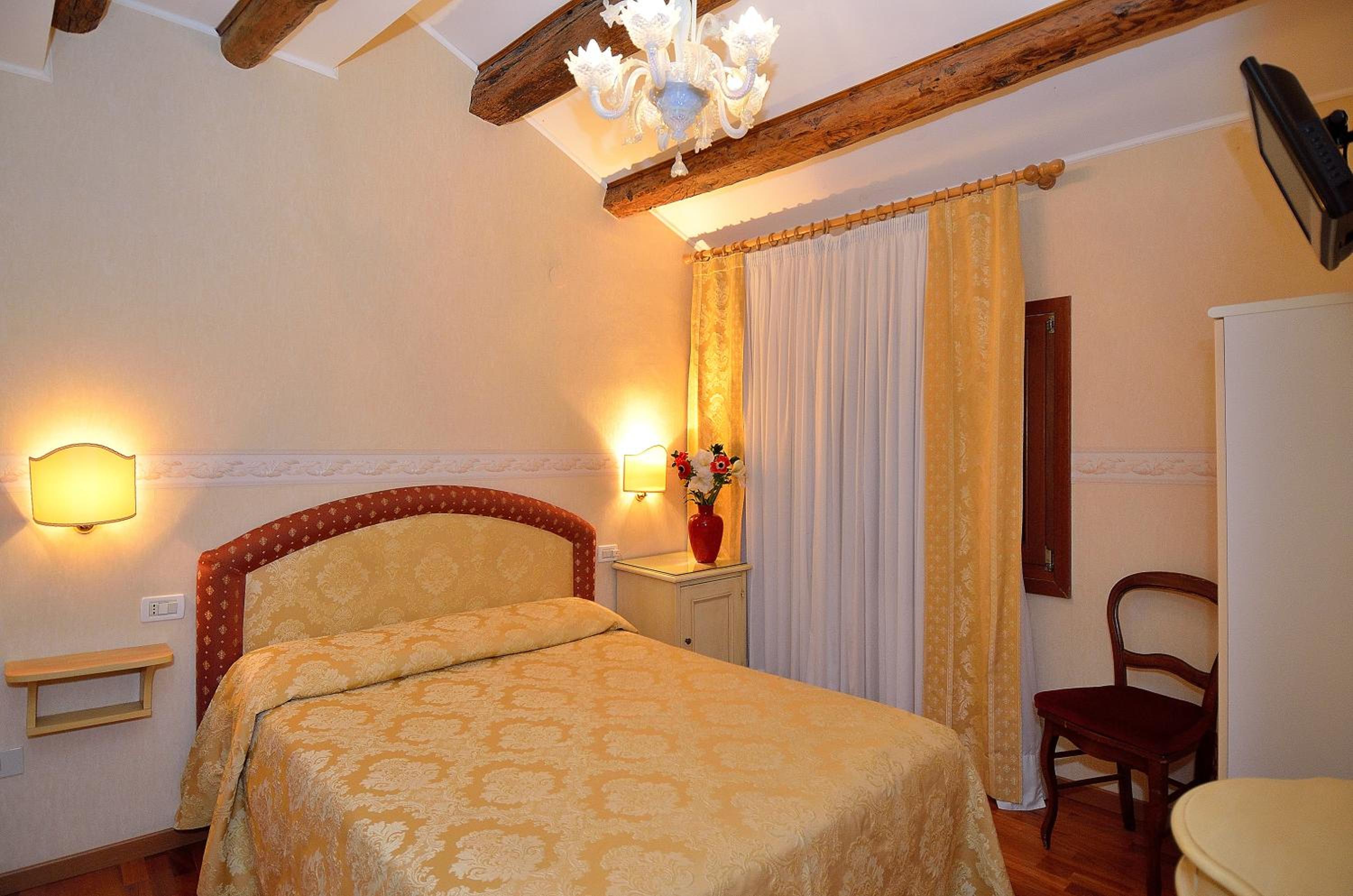 Economy Double Room photo 3