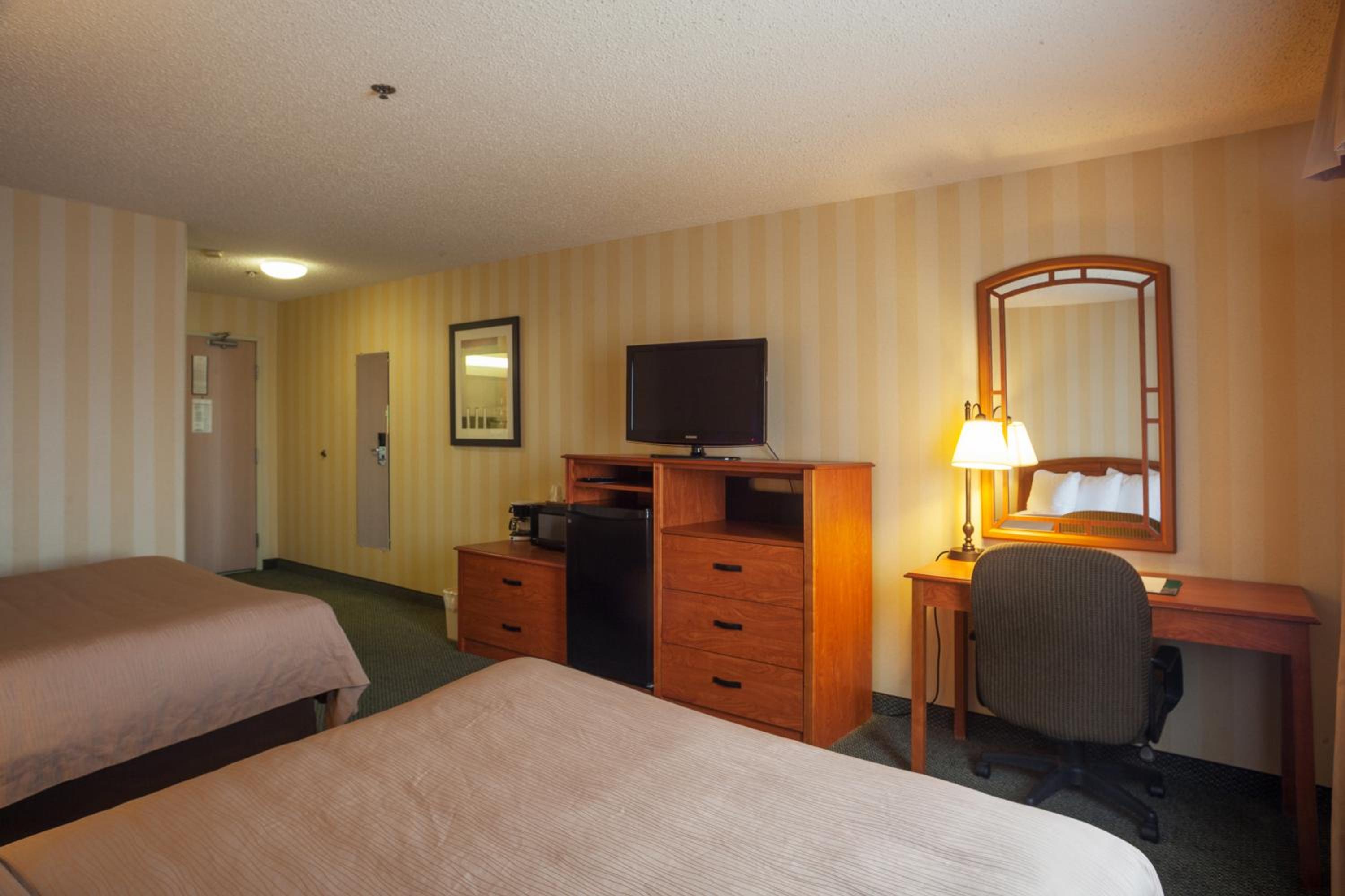 Queen Room with Two Queen Beds - Non-Smoking - Photo 5