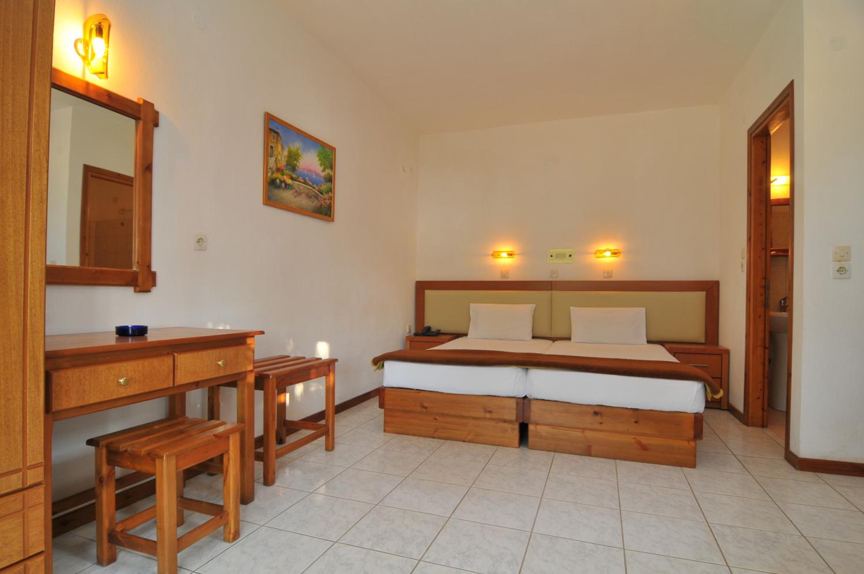 Double or Twin Room with Partial Sea View photo 3