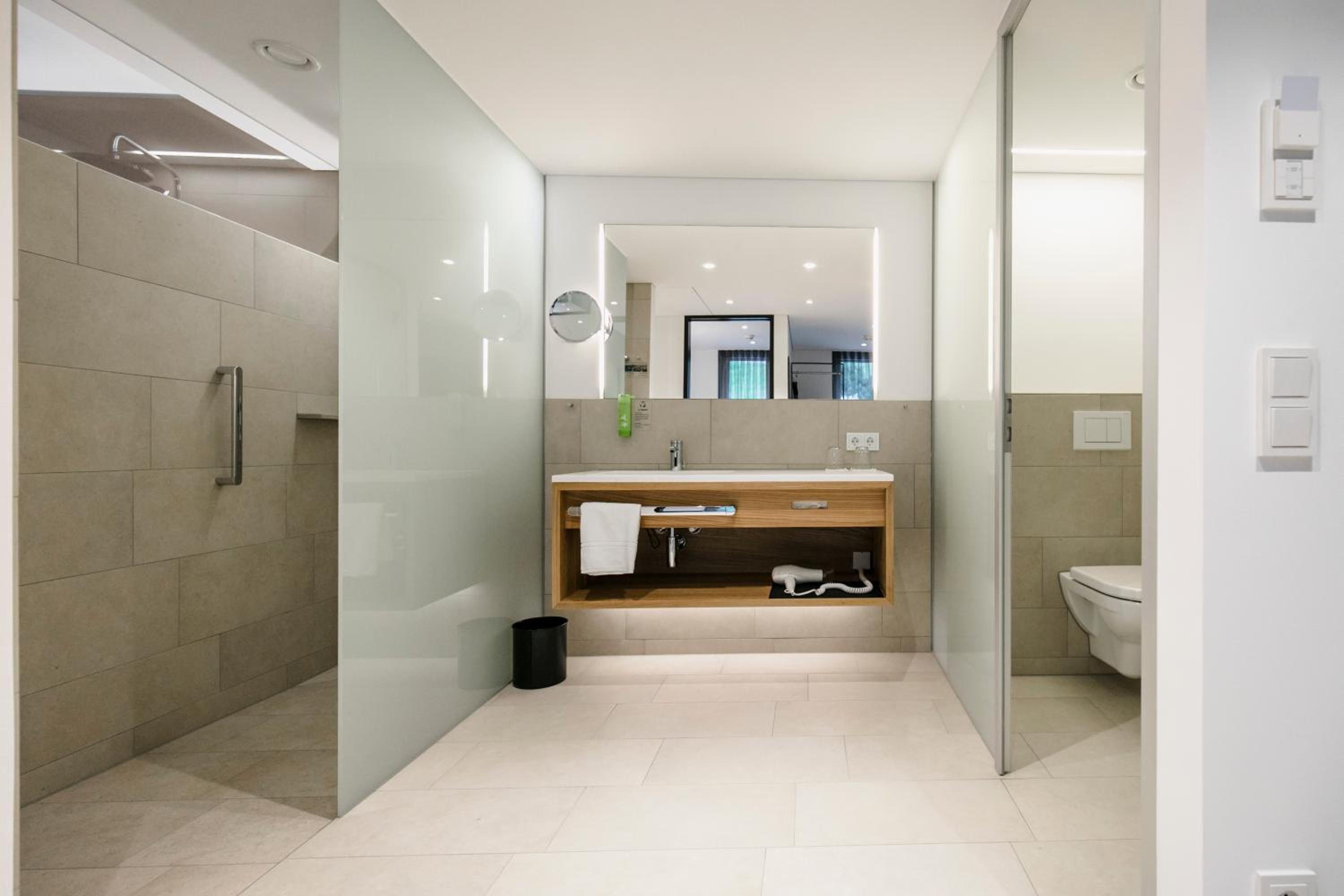 Suite - Photo 12