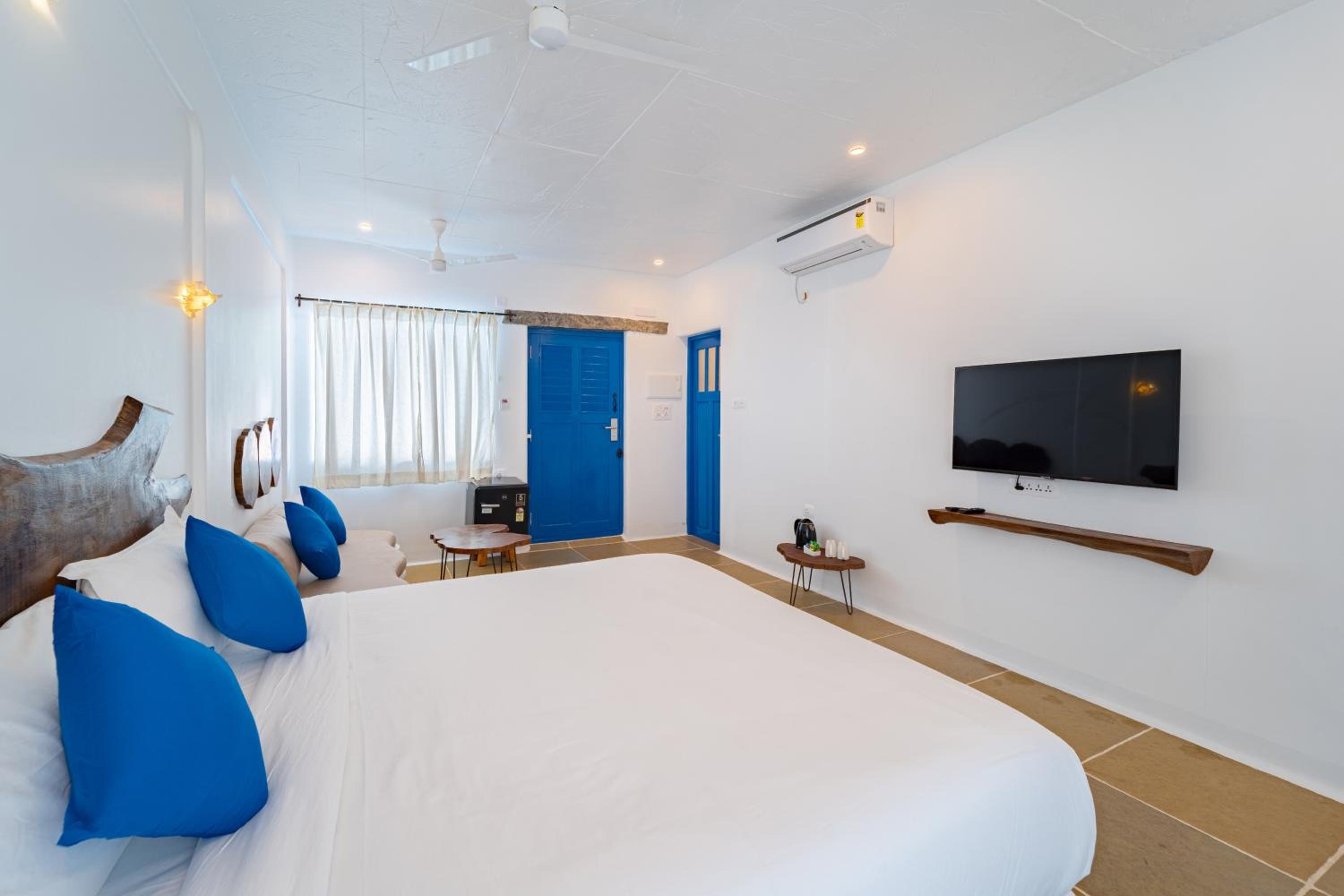 Double Room with Pool View - Photo 11