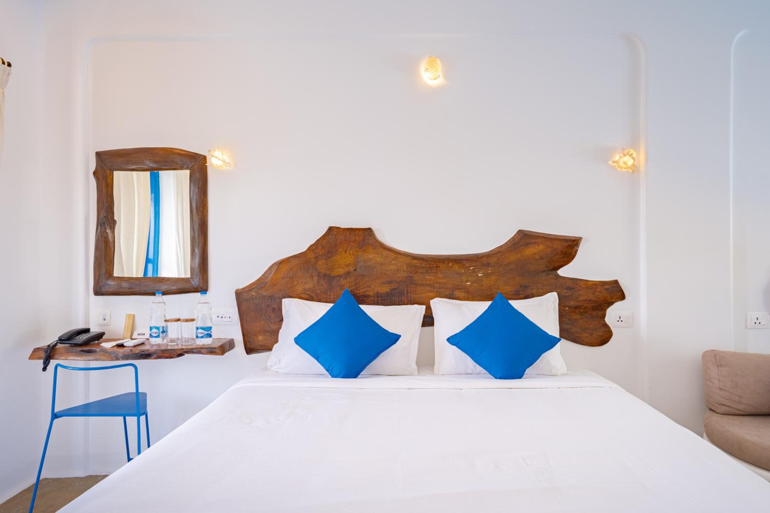 Double Room with Pool View - Photo 3
