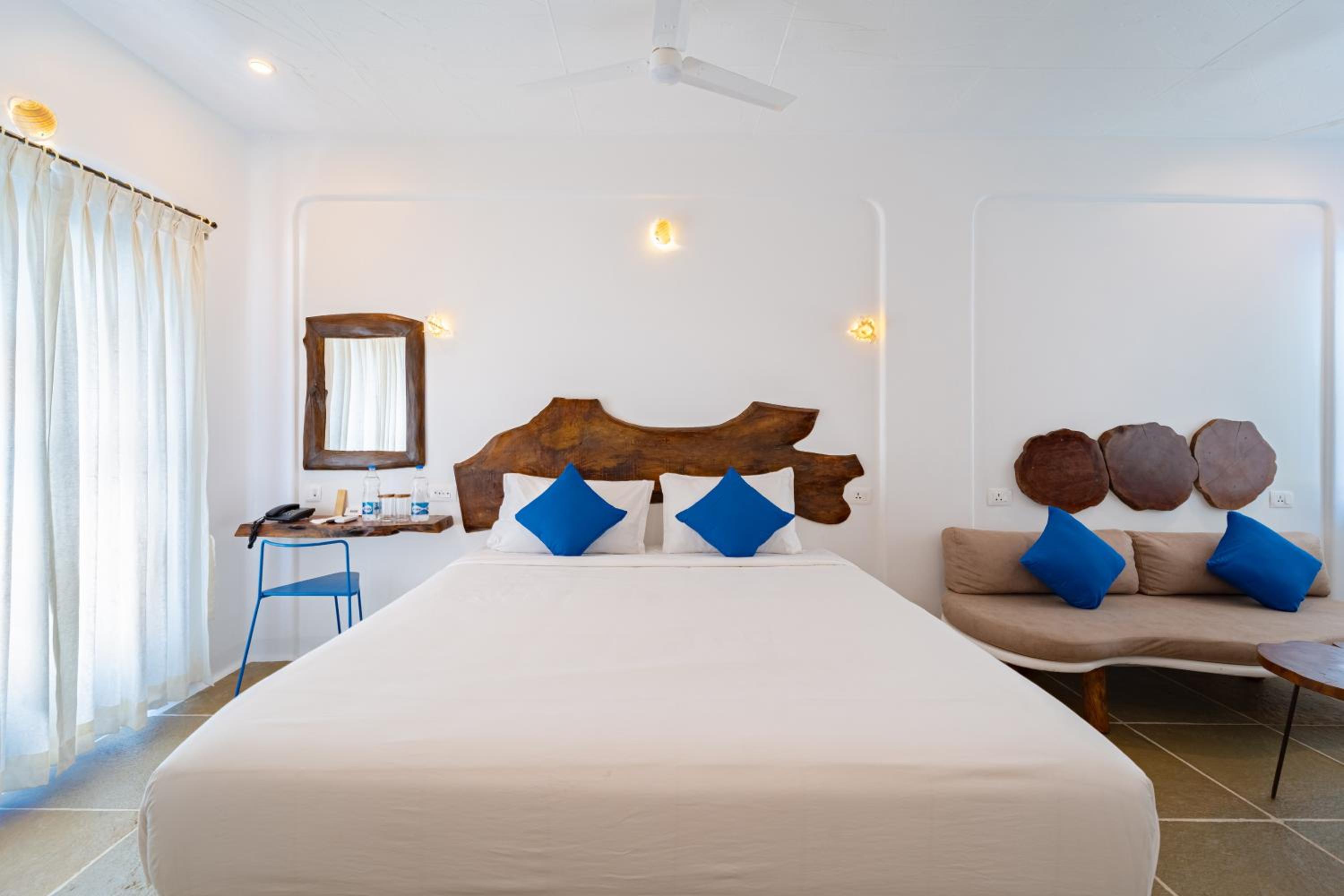 Double Room with Pool View - Photo 4