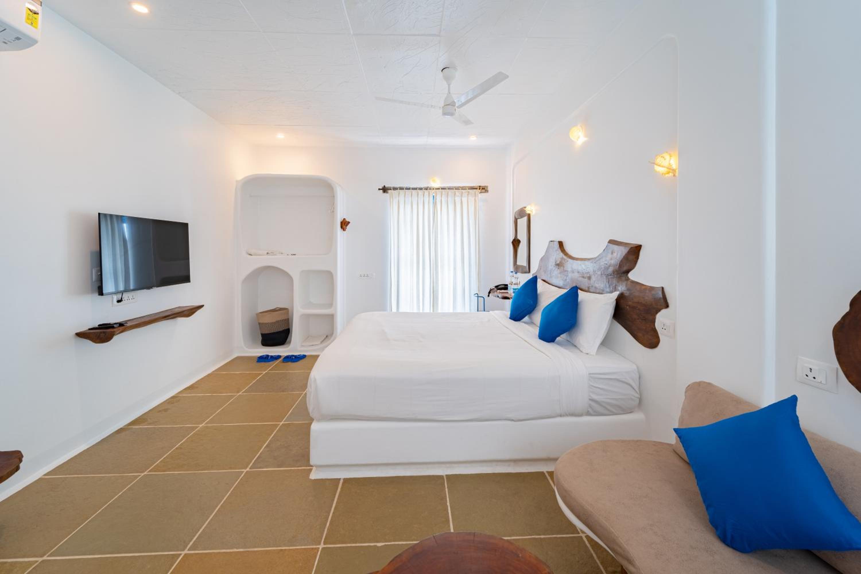 Double Room with Pool View - Photo 7