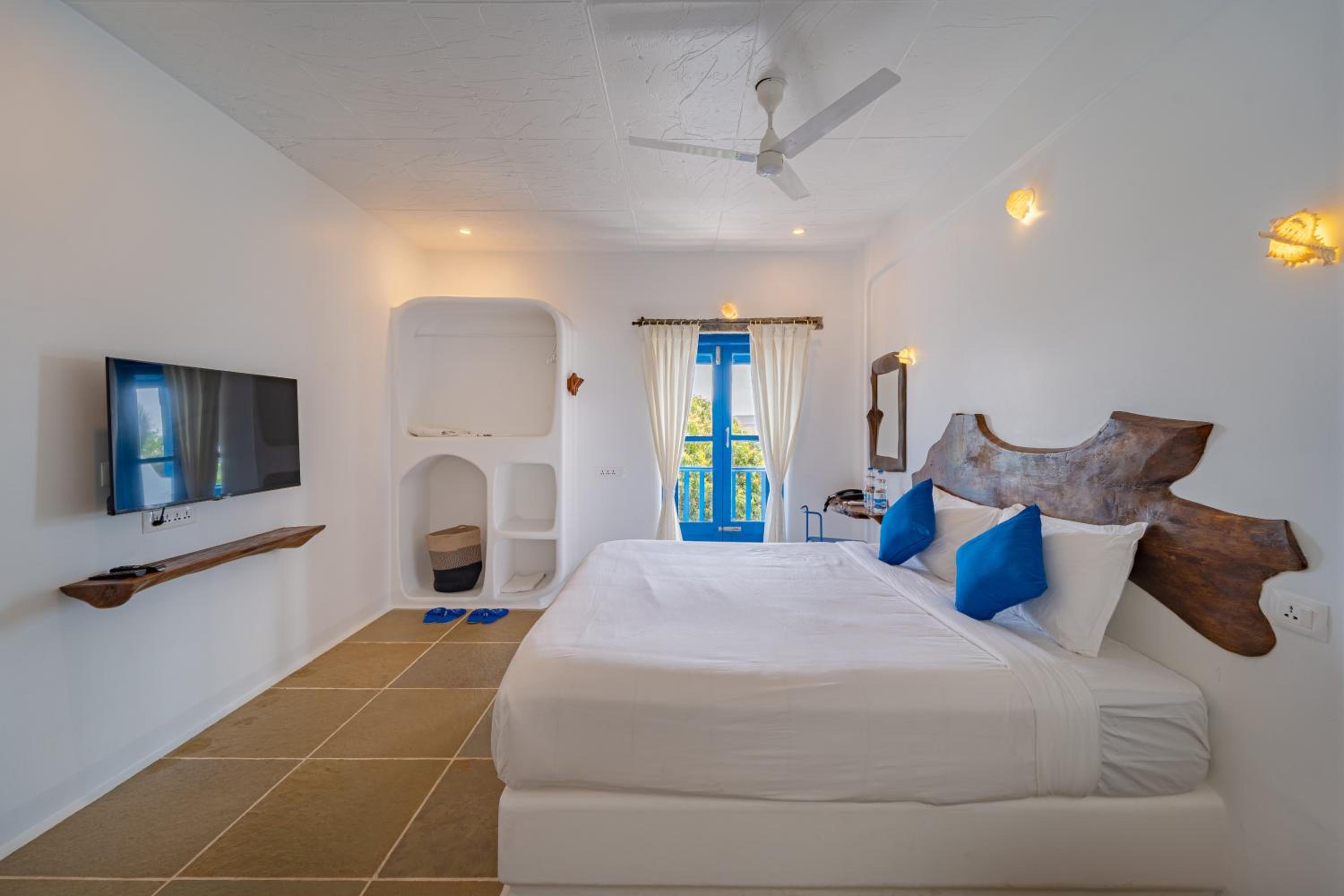 Double Room with Pool View - Photo 10