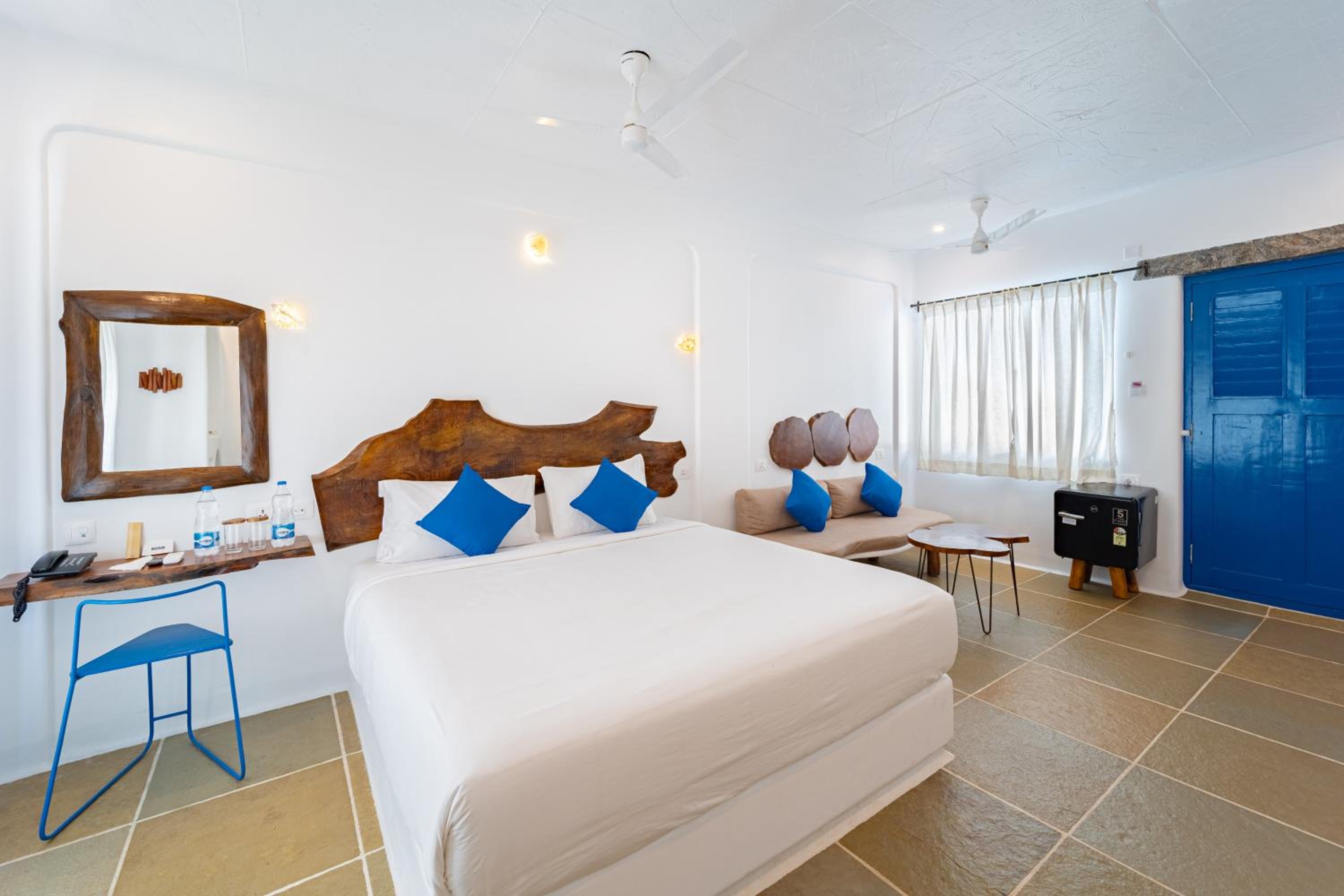Double Room with Pool View - Photo 14