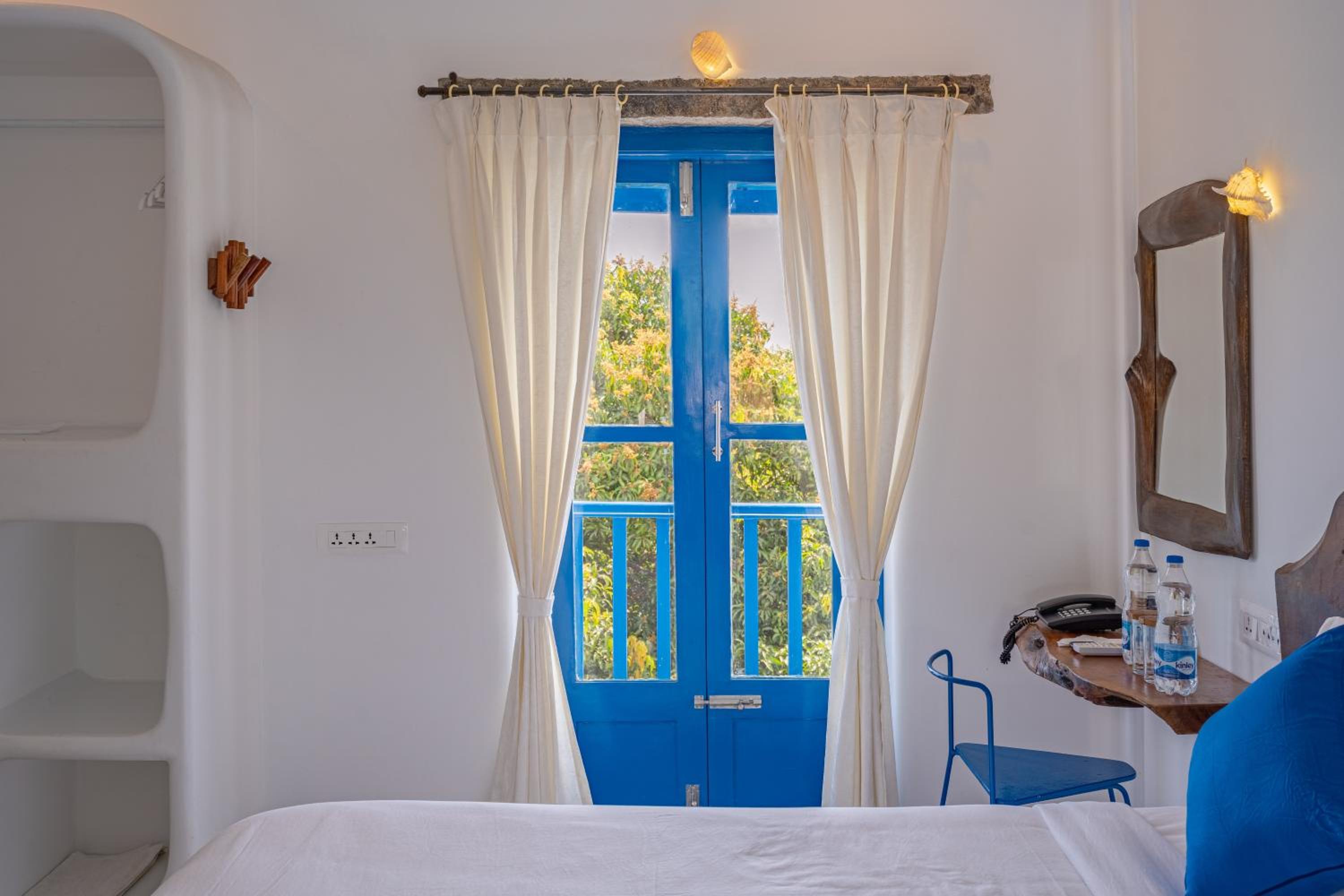 Double Room with Pool View - Photo 6