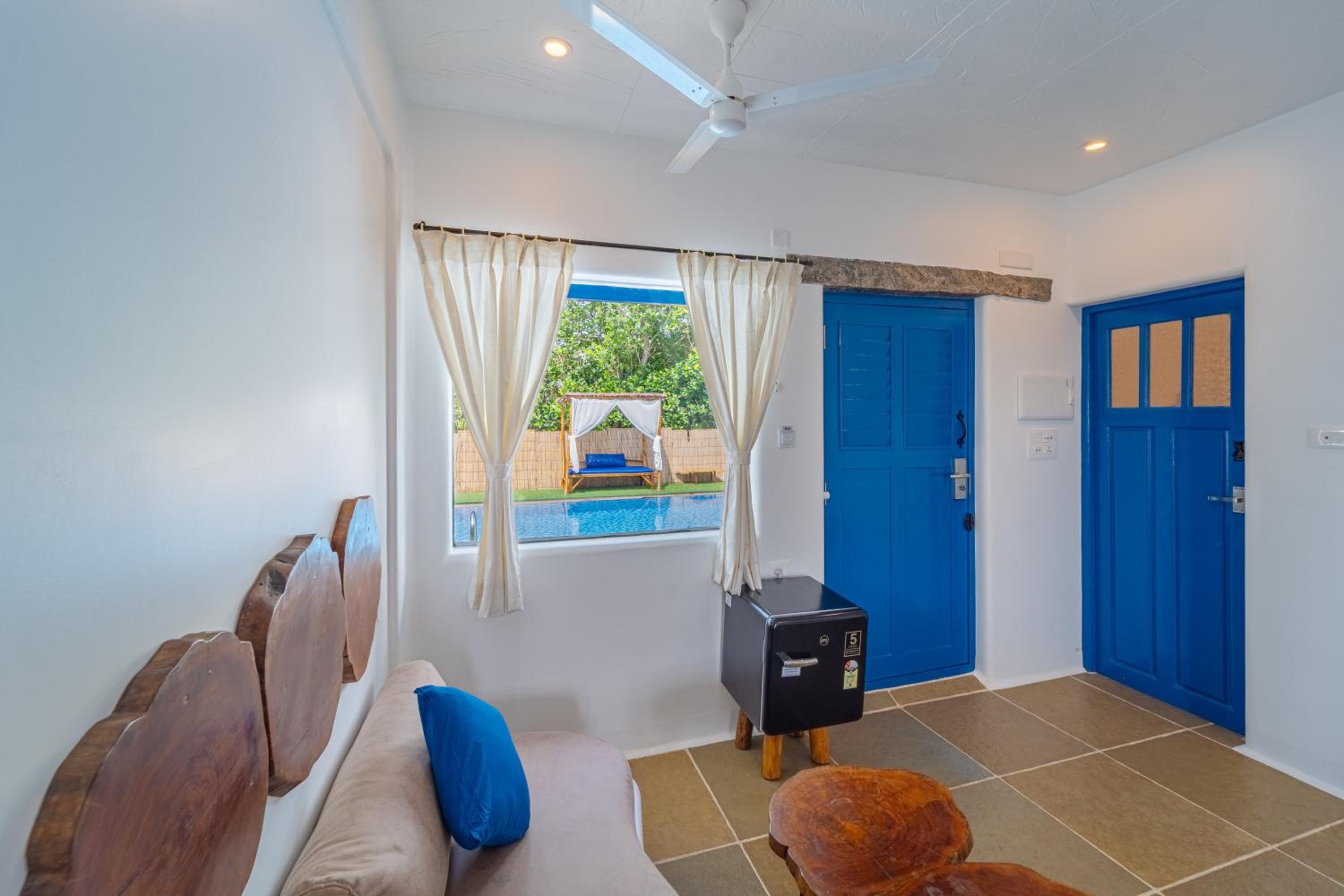 Double Room with Pool View - Photo 9
