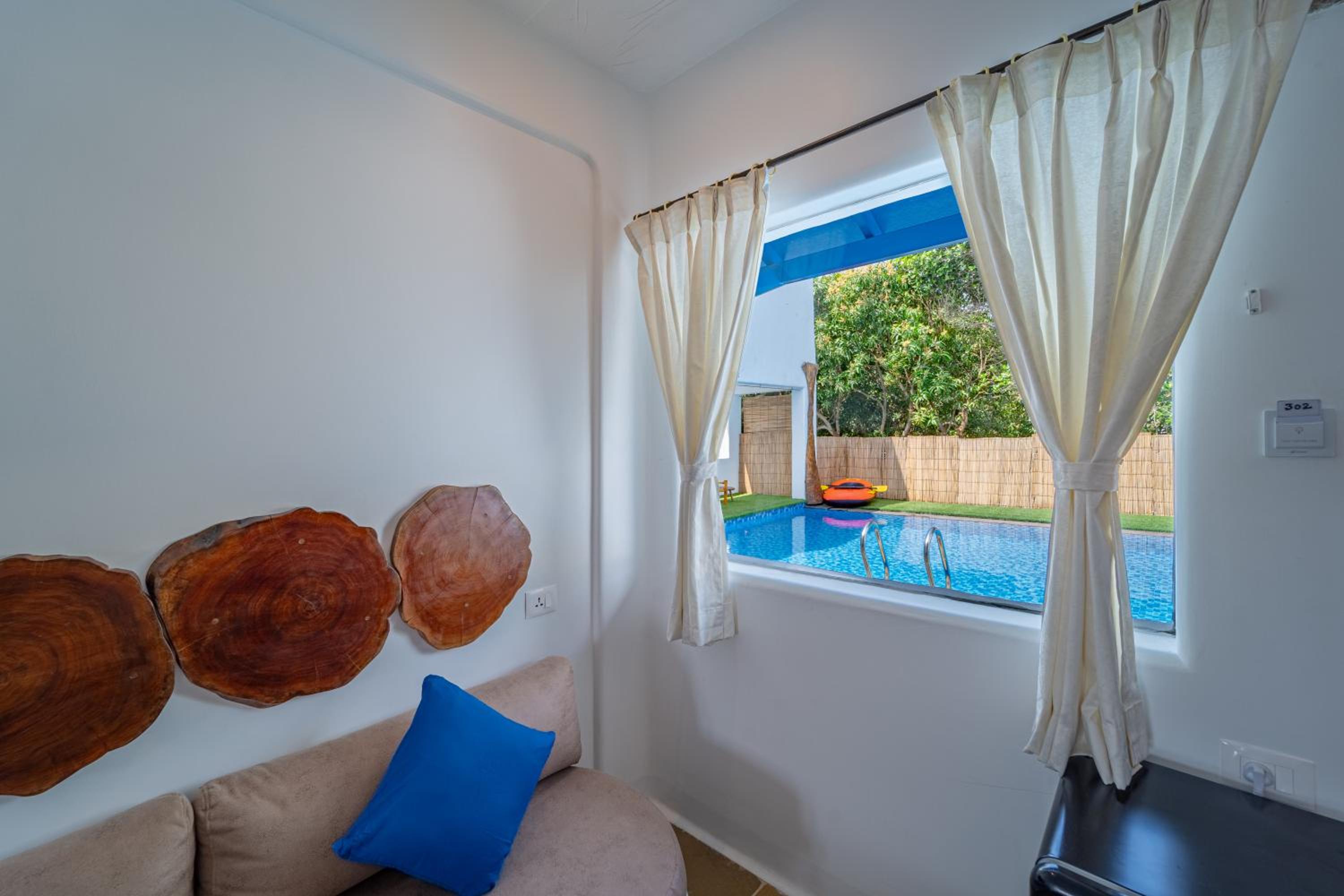 Double Room with Pool View - Photo 8