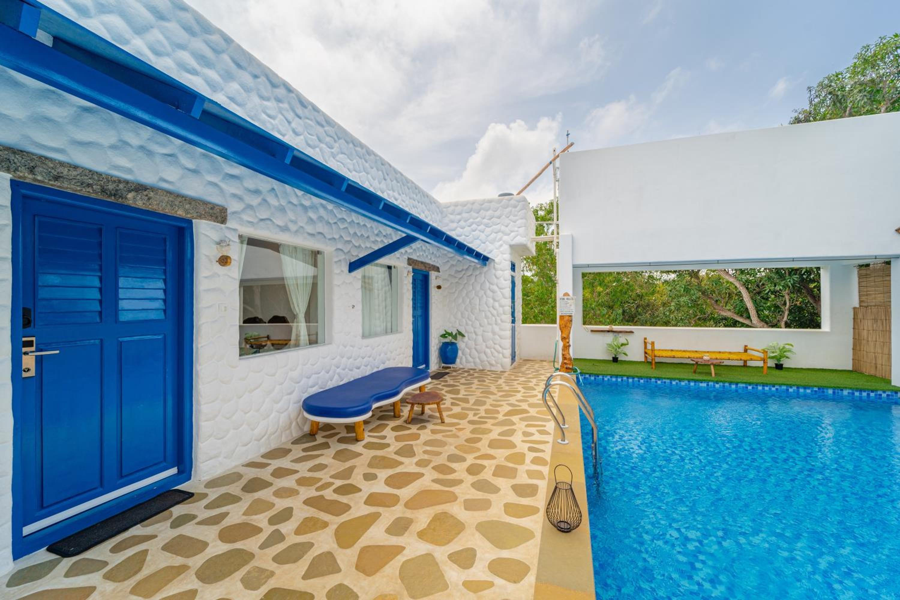 Double Room with Pool View - Photo 13