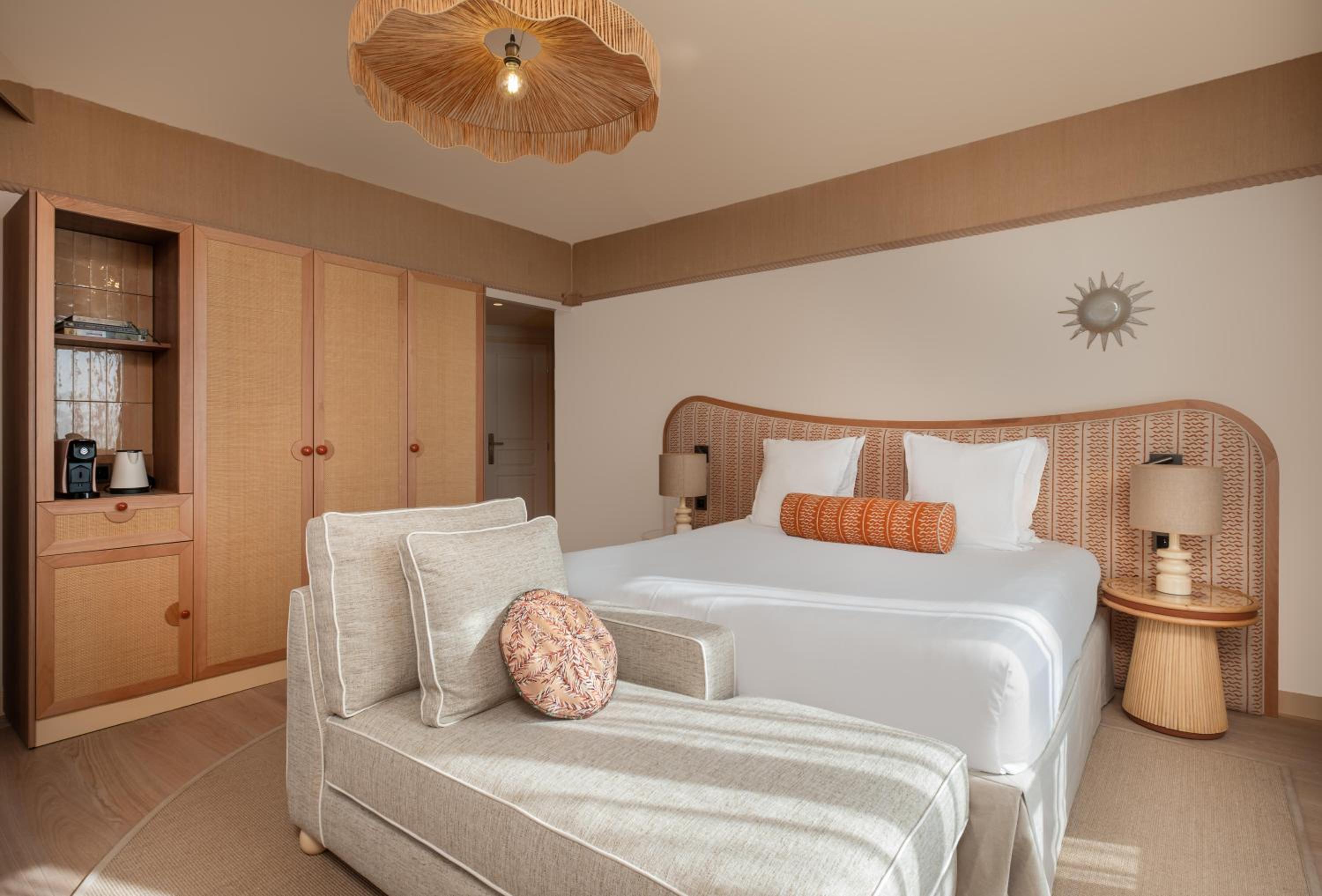 Suite - Photo 1