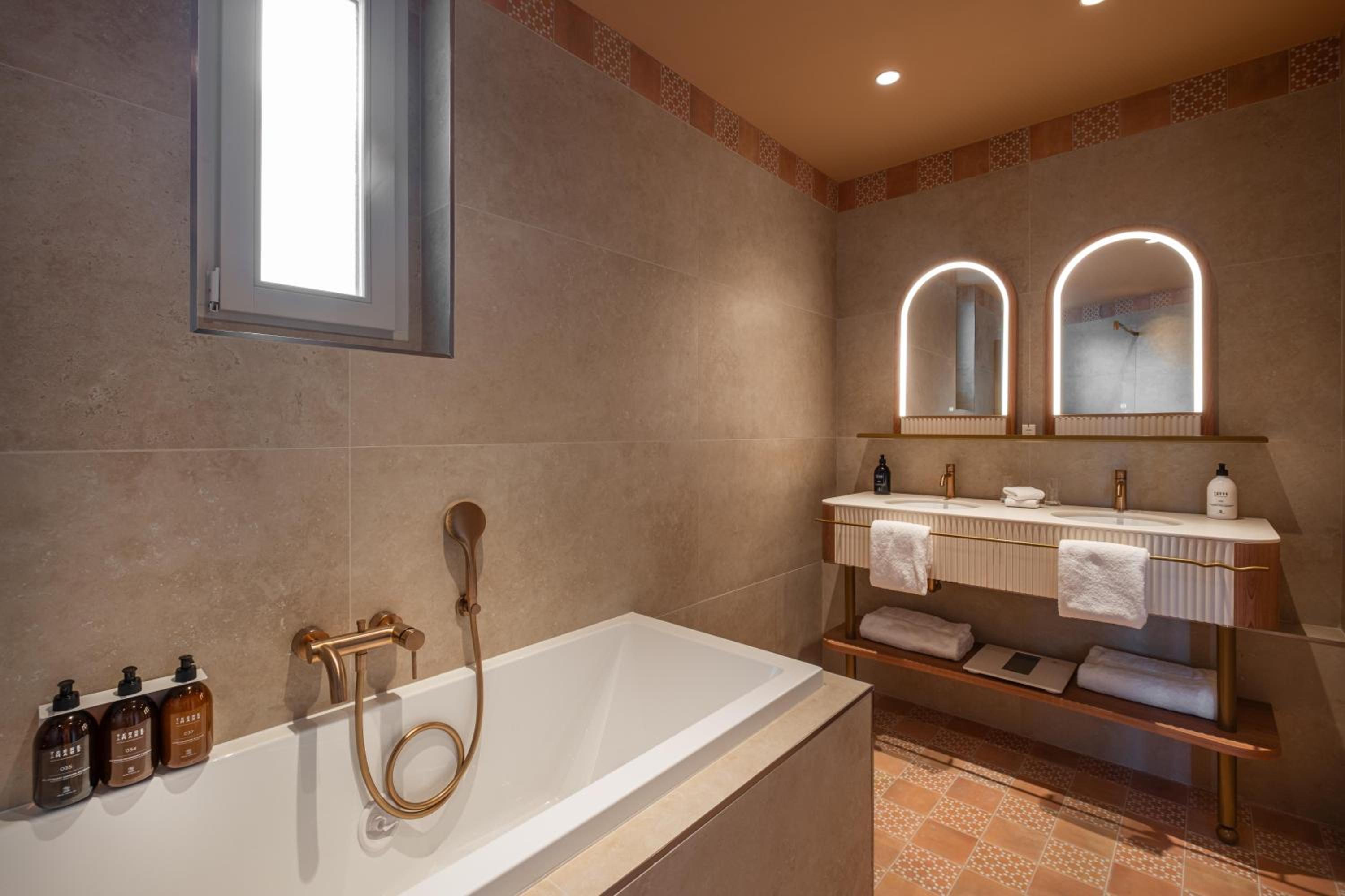 Suite - Photo 5