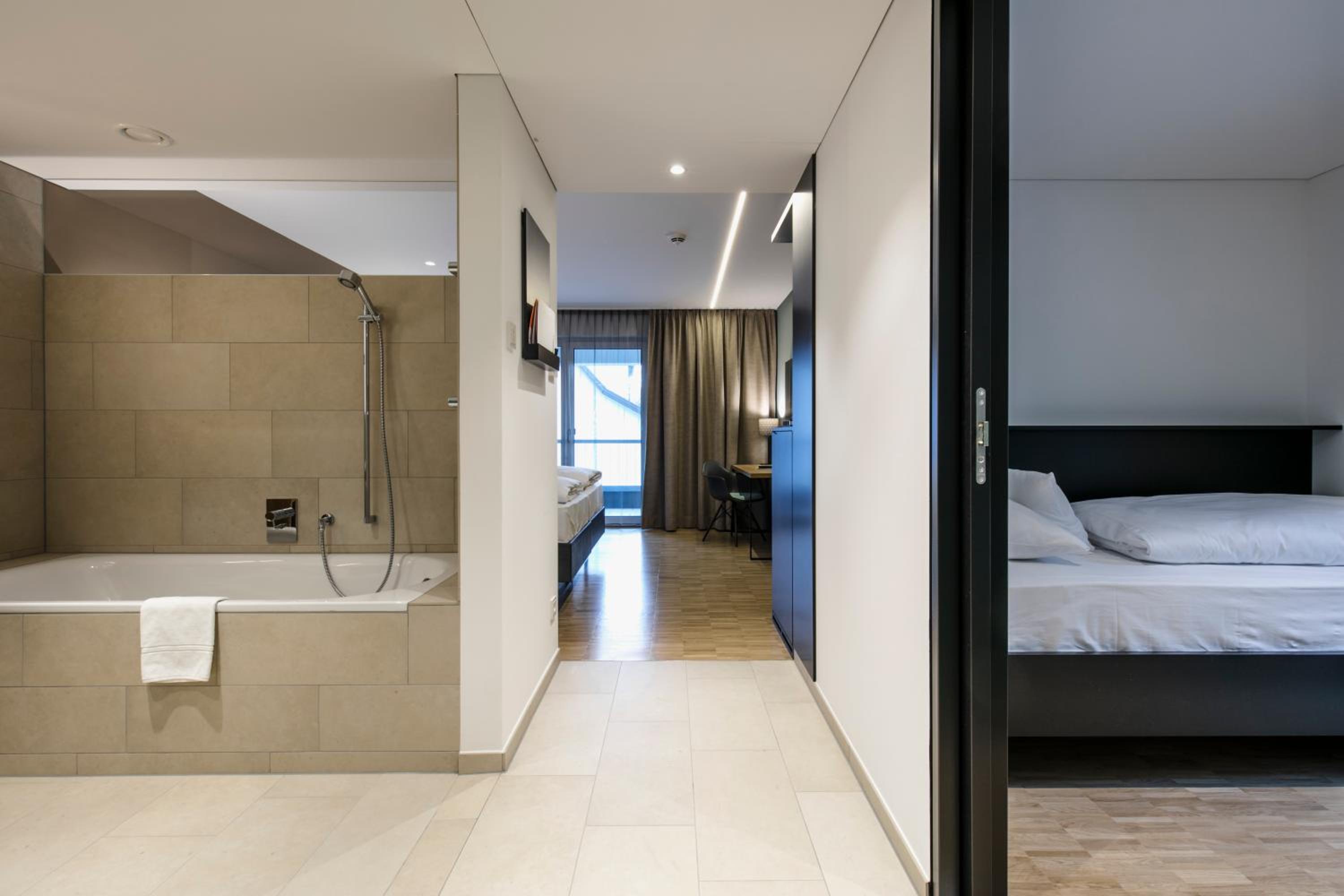 Suite - Photo 11