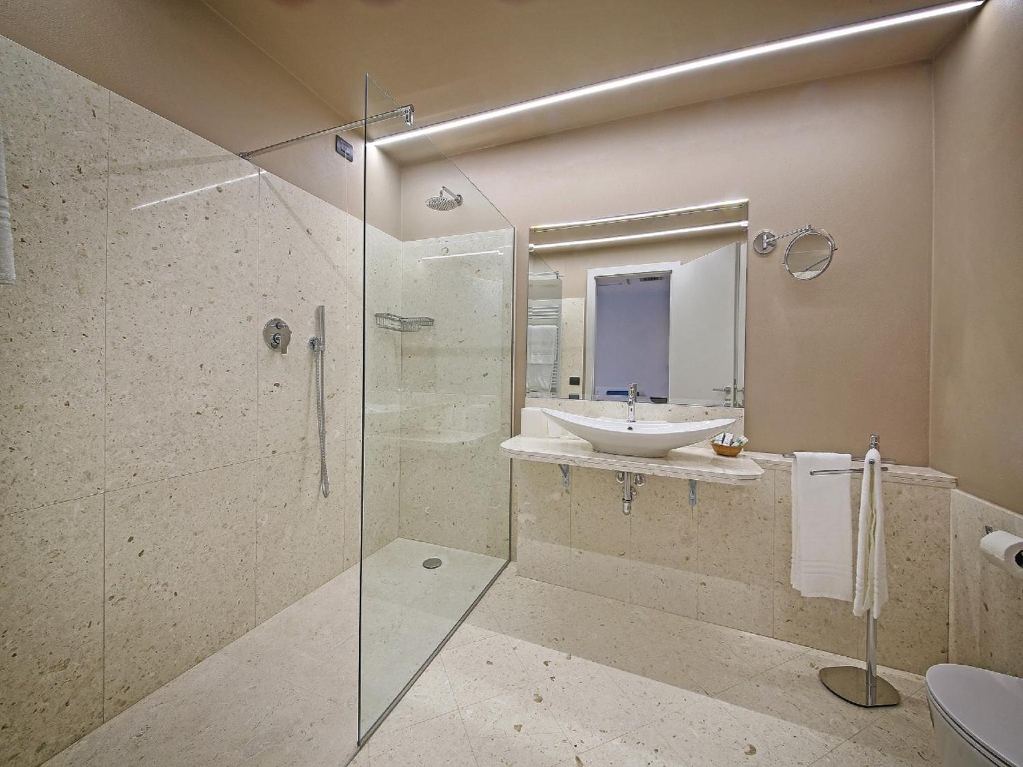 Junior Suite with Balcony and Lake View - Photo 5