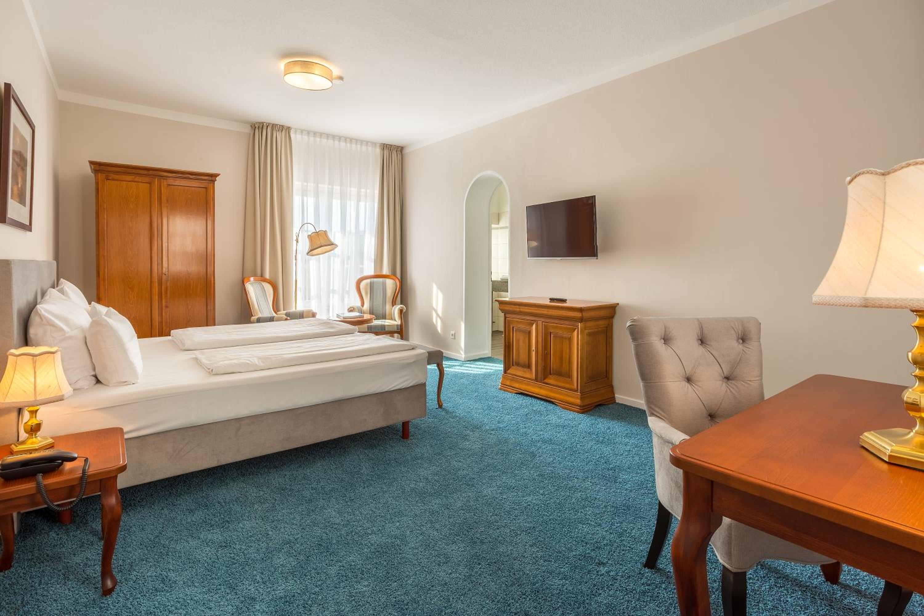 Burgundyroom photo 2