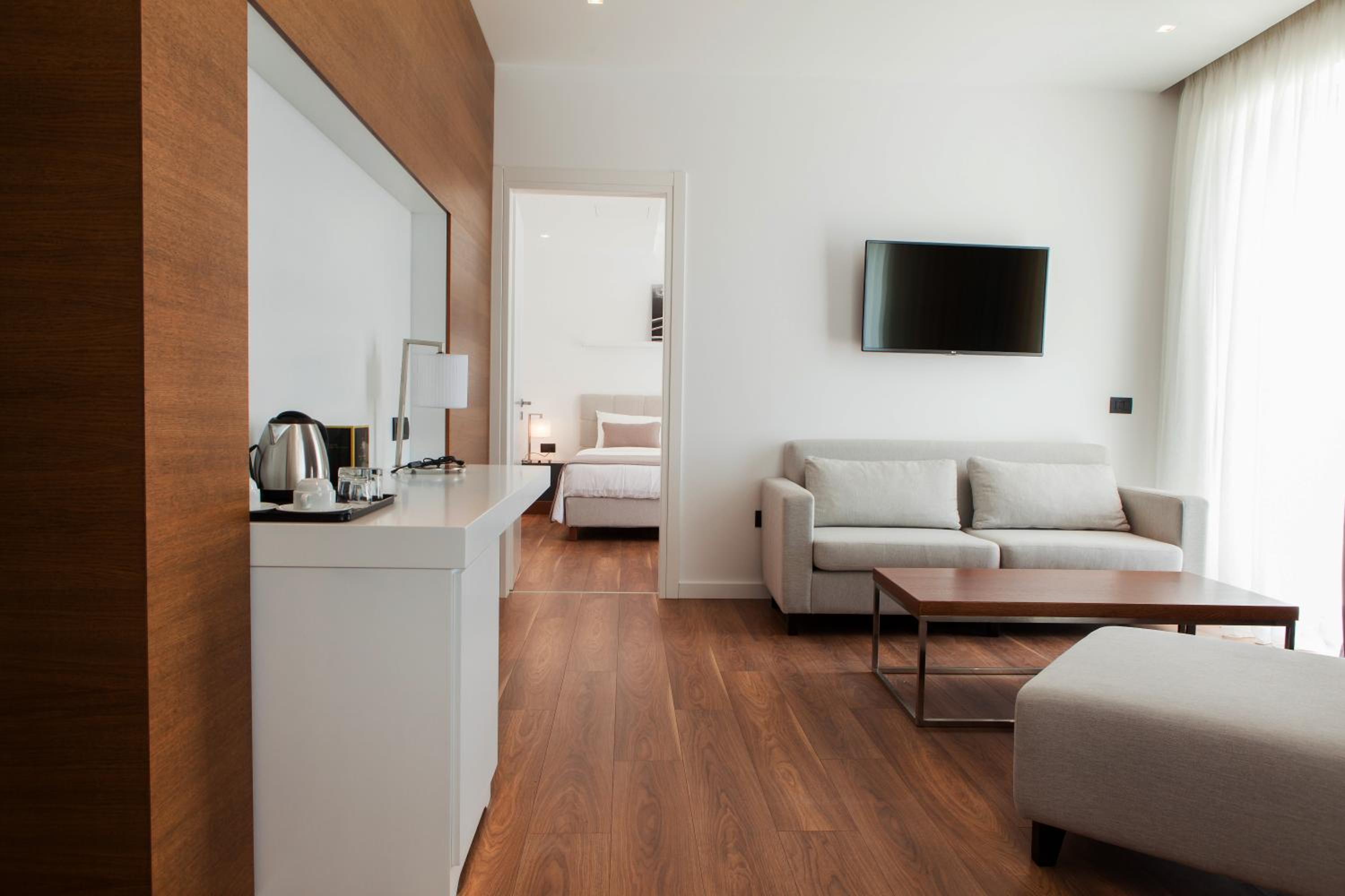 Deluxe Suite with Sea View photo 2