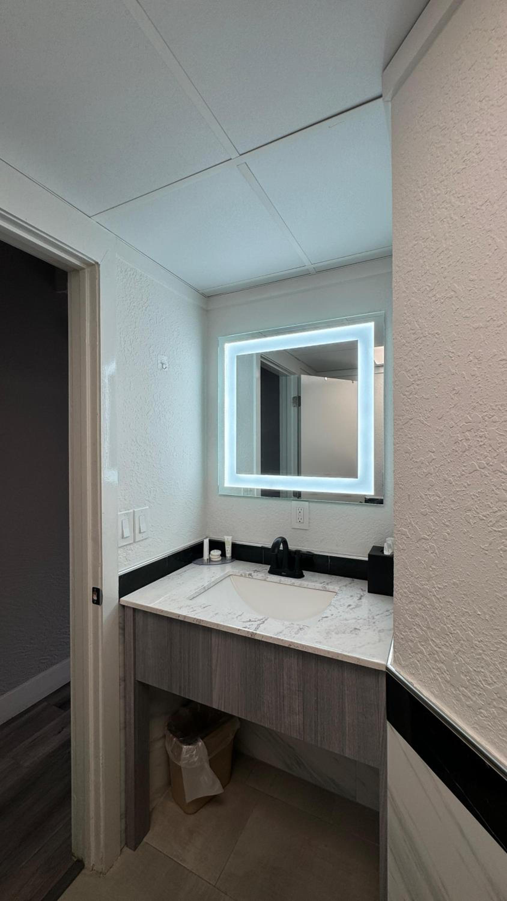 Efficiency One Bedroom Apartment with Sofa bed - Non Smoking photo 1