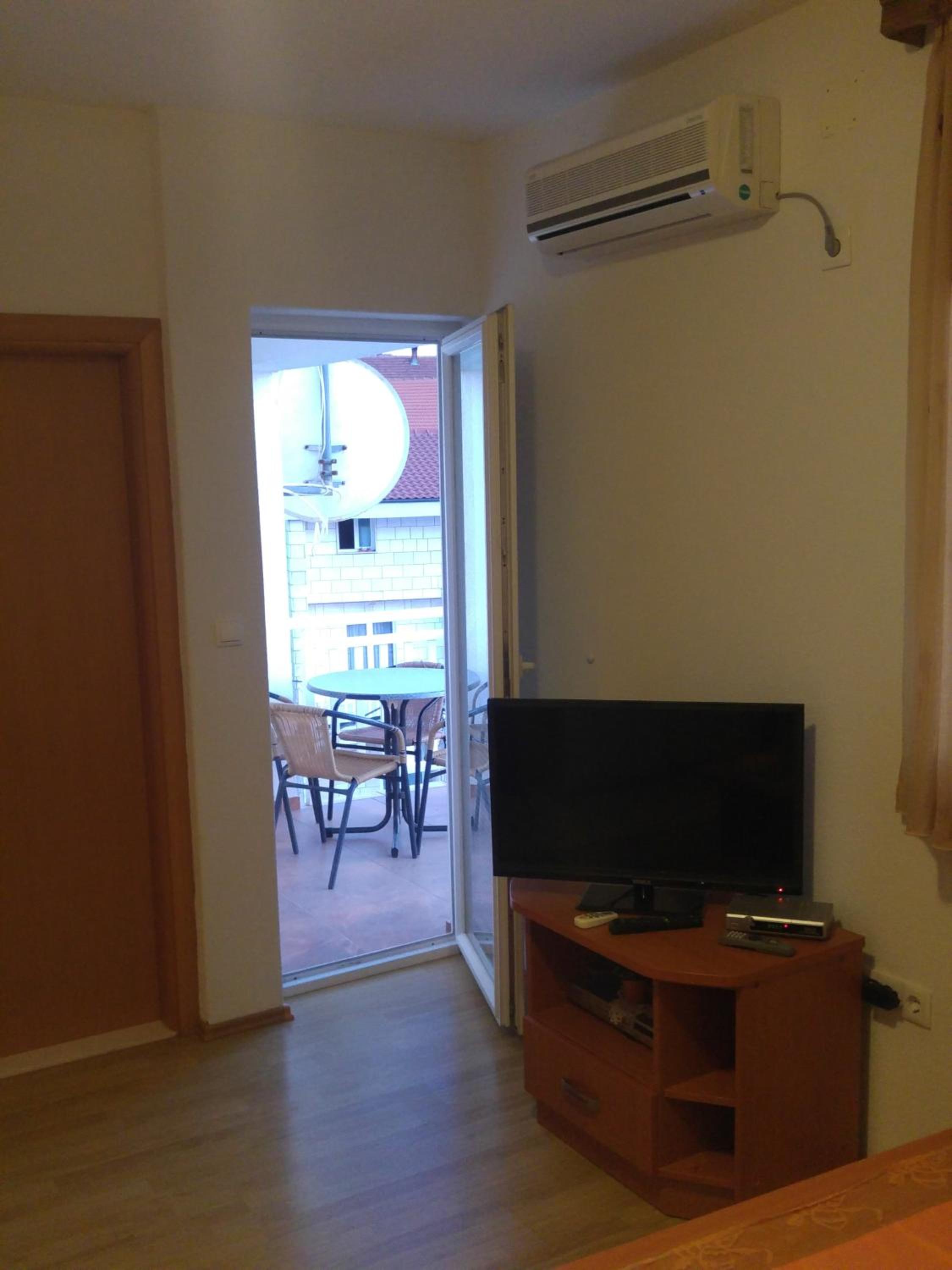 One-Bedroom Apartment with Balcony photo 1