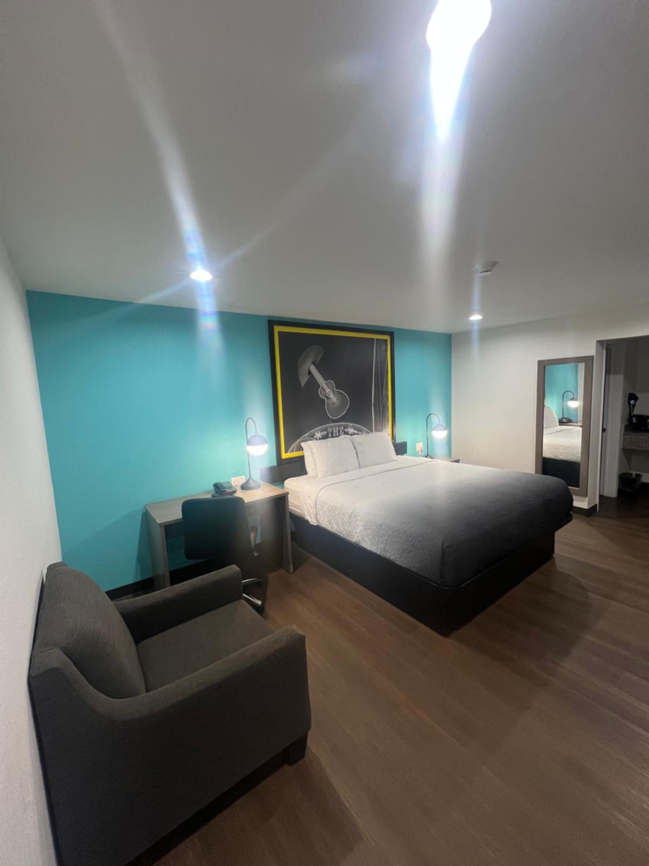 King Room - Non-Smoking - Photo 1