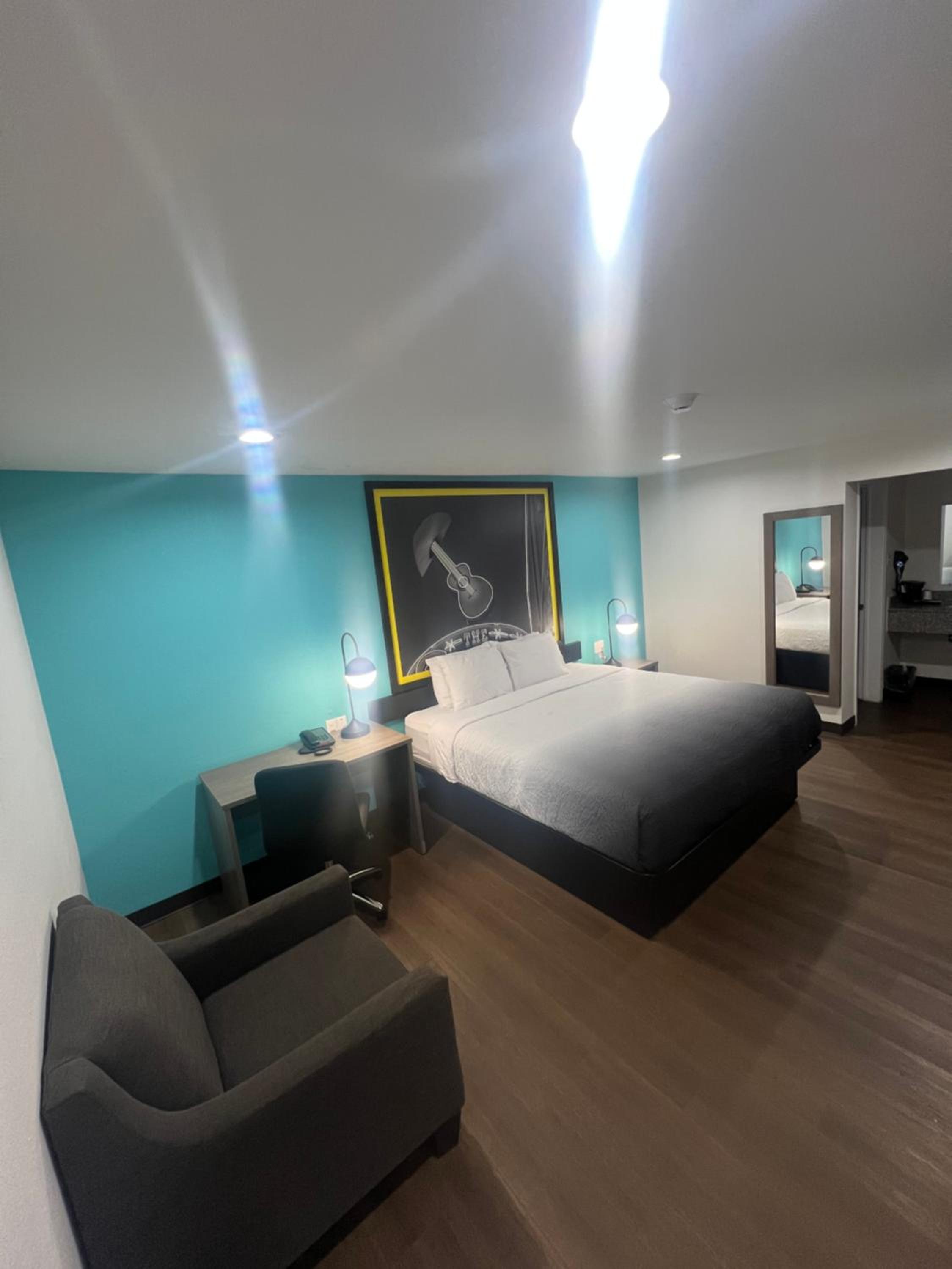 King Room - Non-Smoking - Photo 2