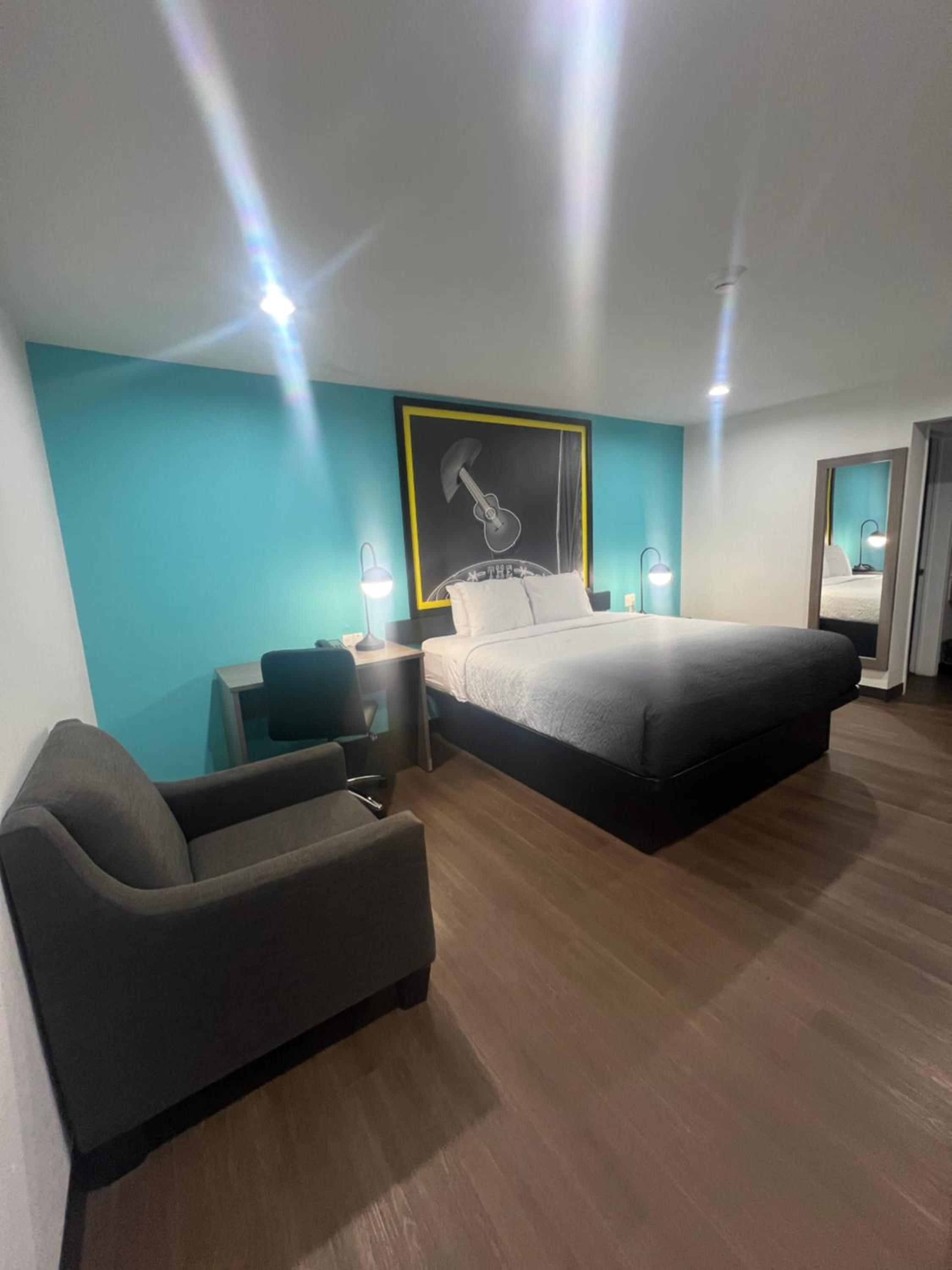 King Room - Non-Smoking - Photo 3