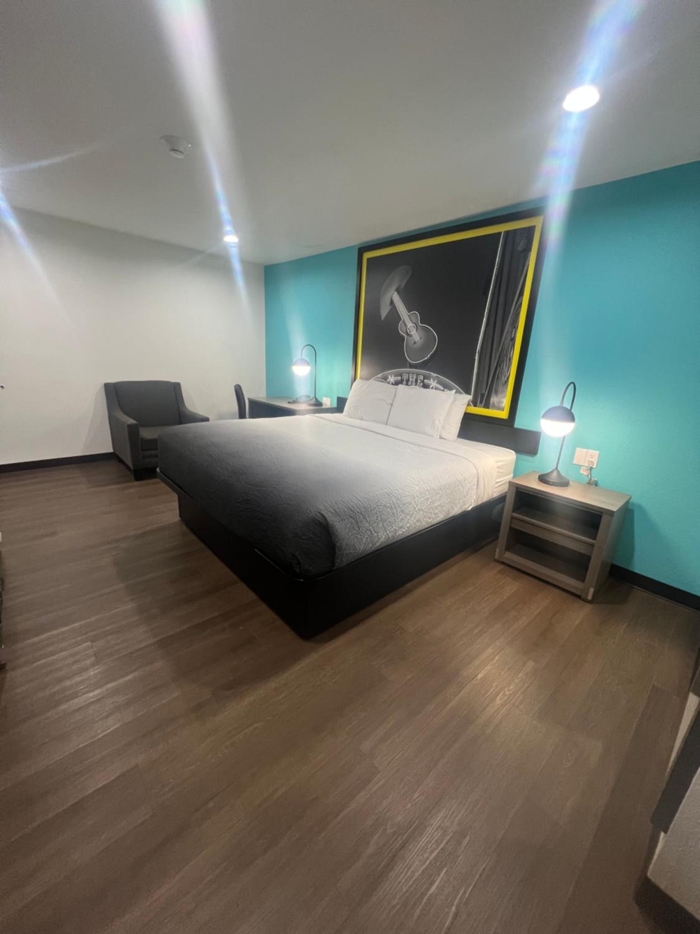King Room - Non-Smoking - Photo 4