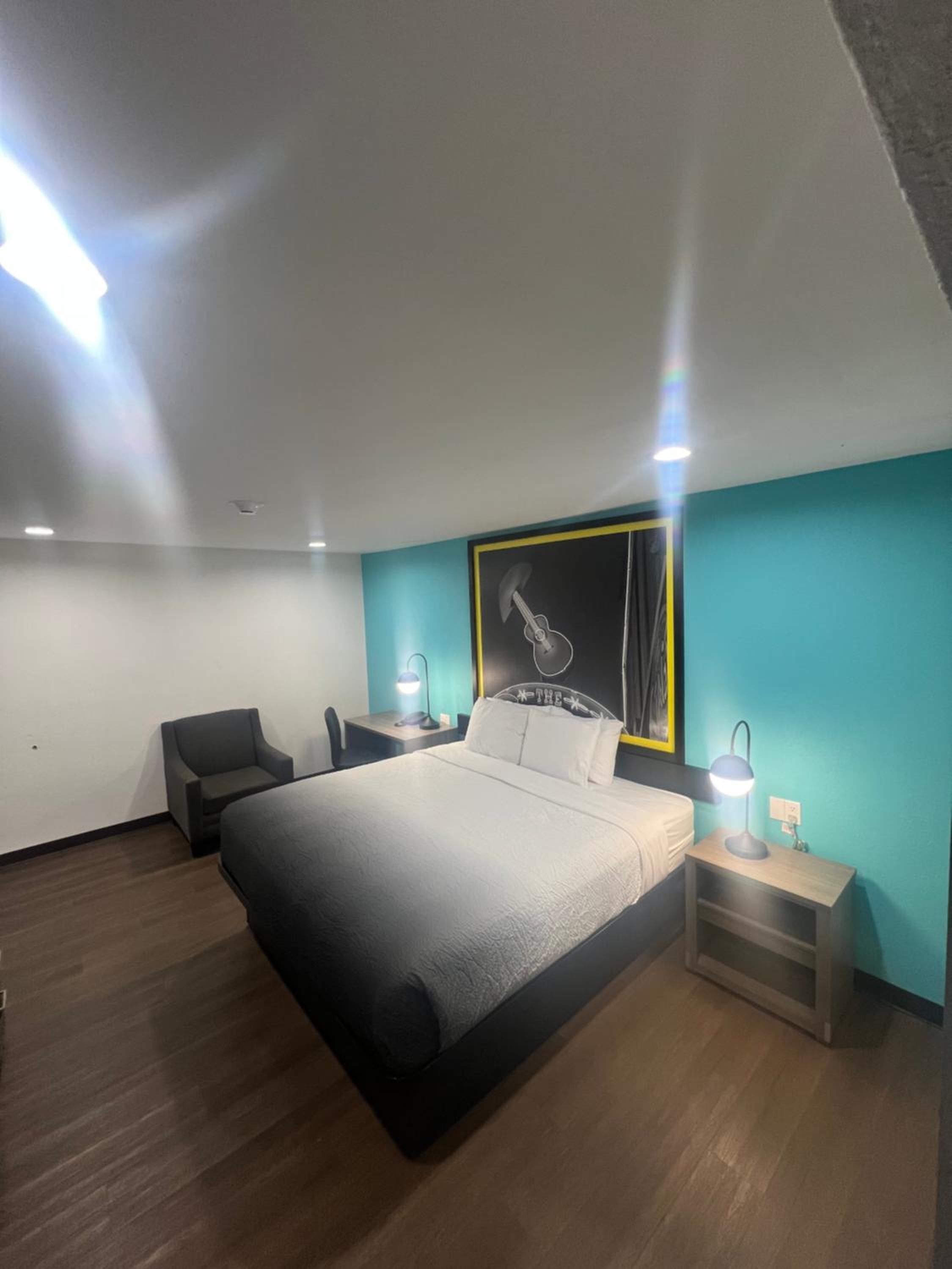 King Room - Non-Smoking - Photo 5