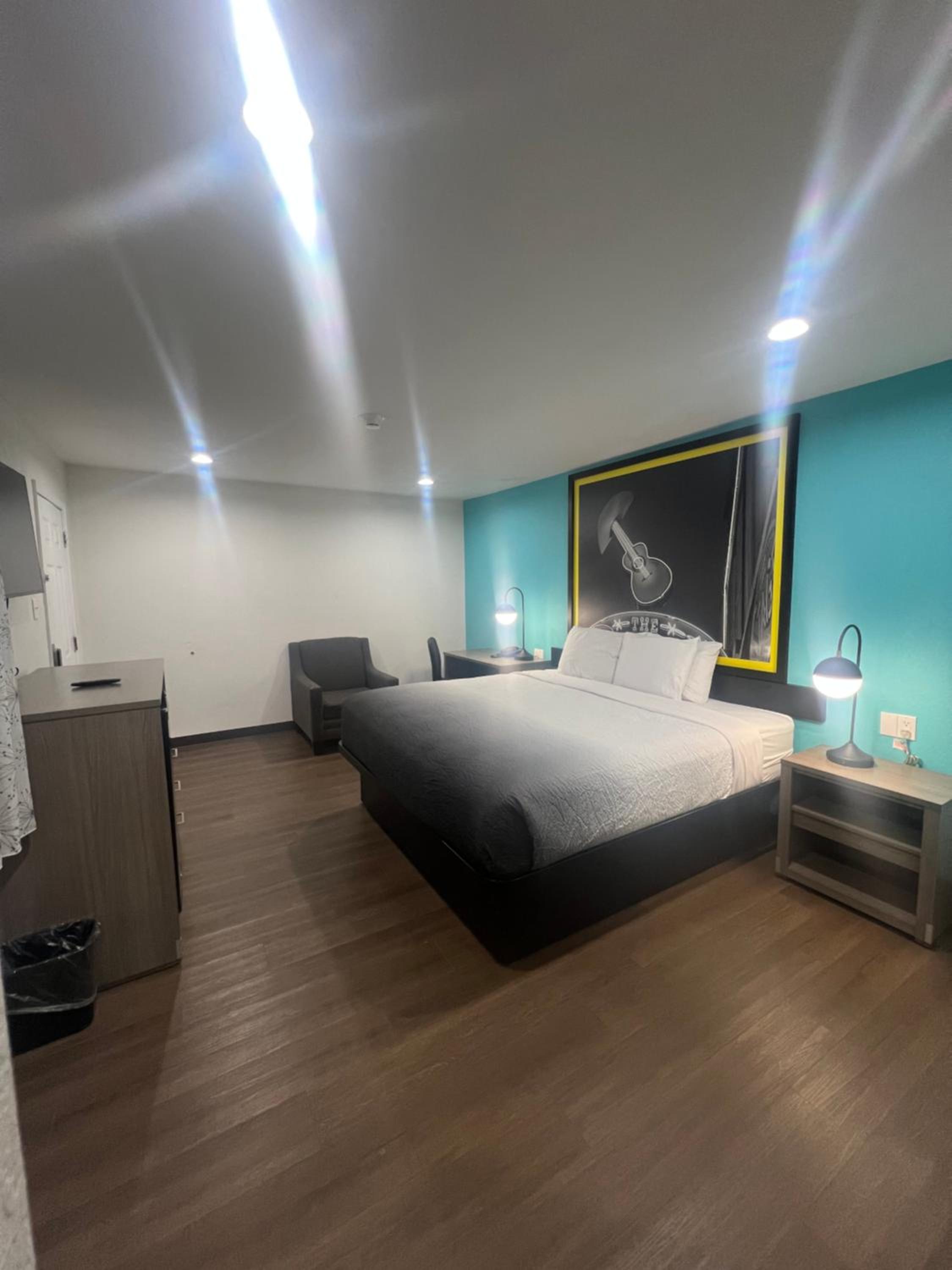 King Room - Non-Smoking - Photo 6