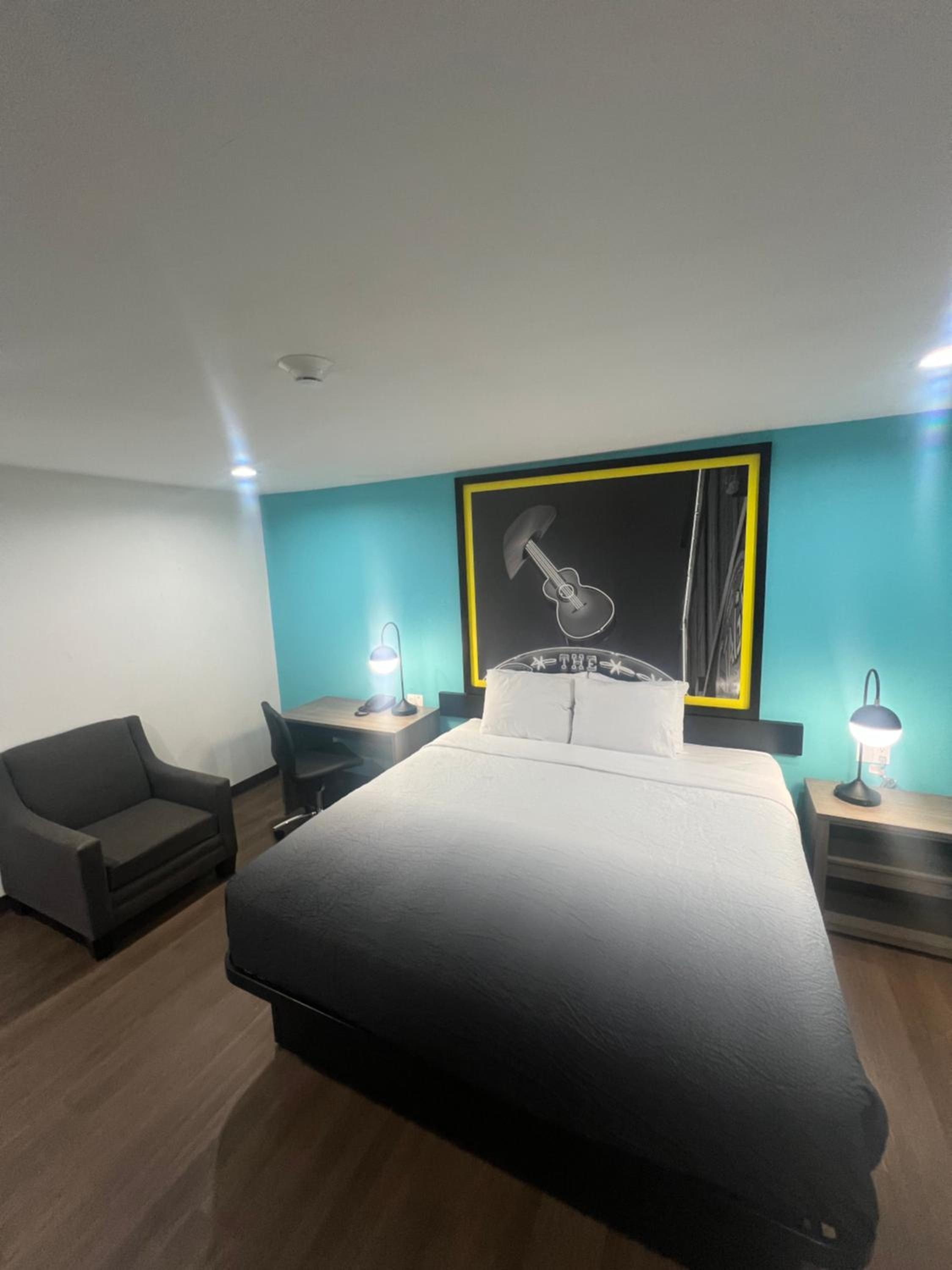 King Room with Roll-in Shower - Mobility Access/Non-Smoking - Photo 1