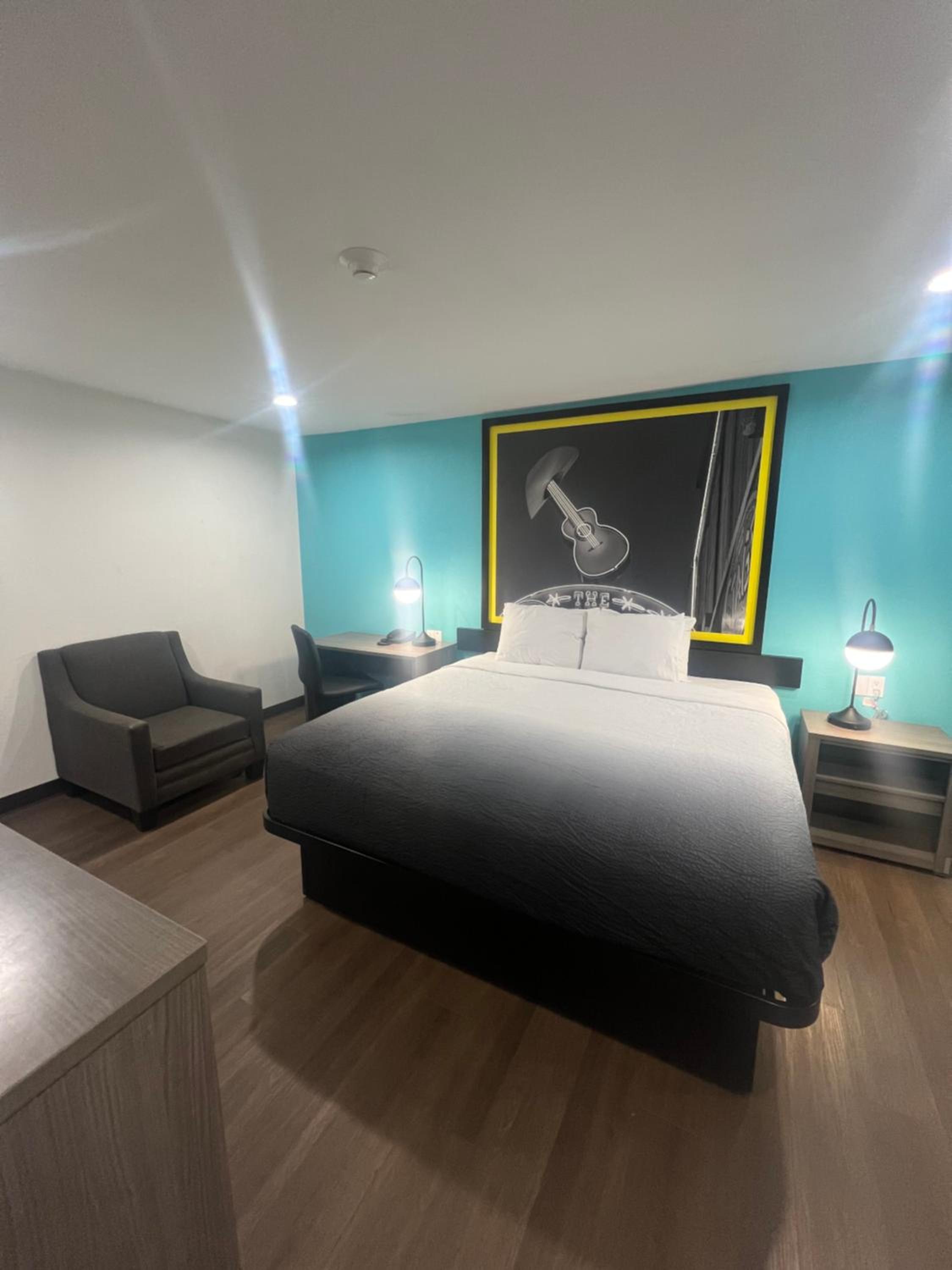 King Room with Roll-in Shower - Mobility Access/Non-Smoking - Photo 2