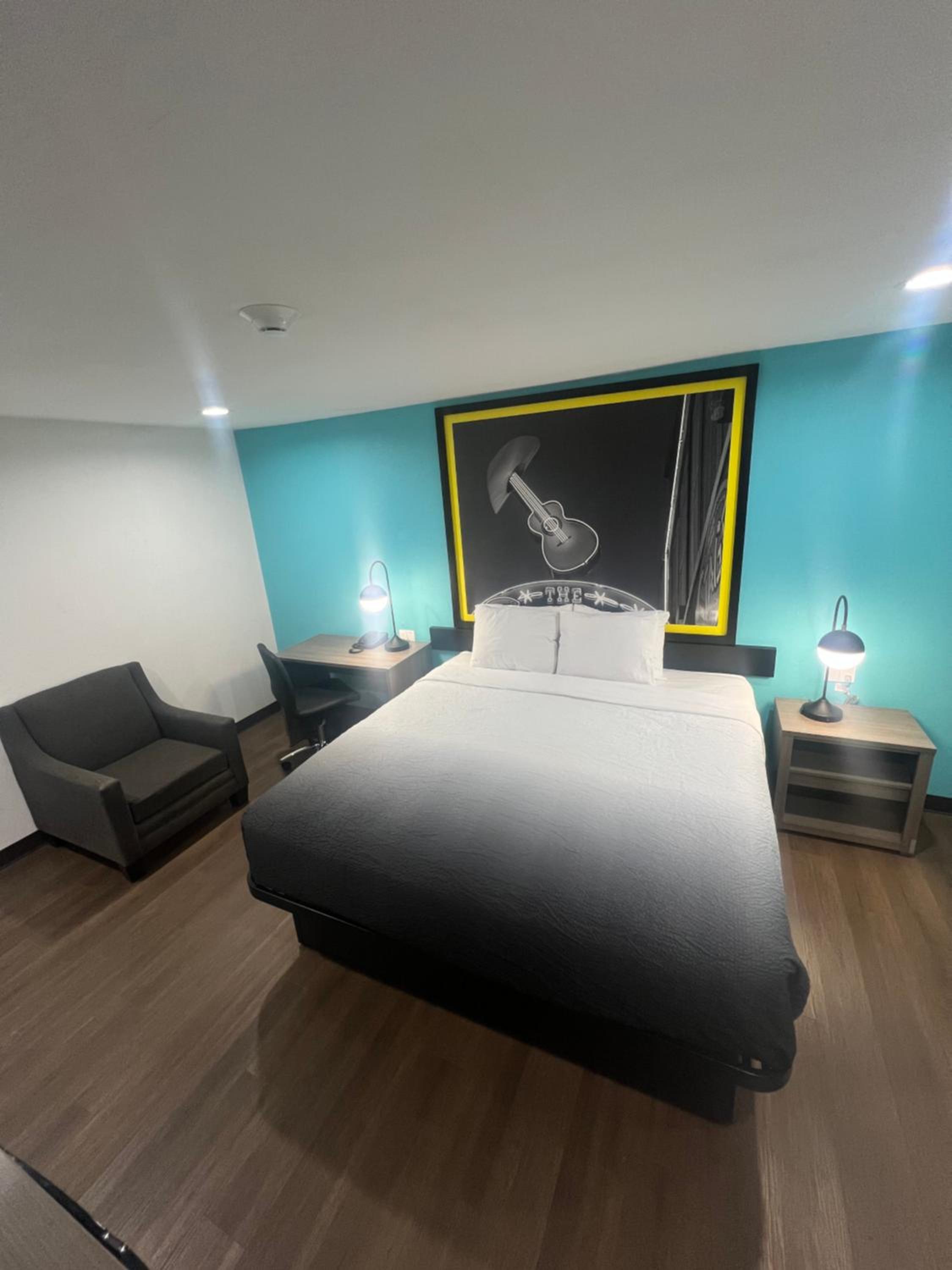 King Room - Non-Smoking - Photo 9