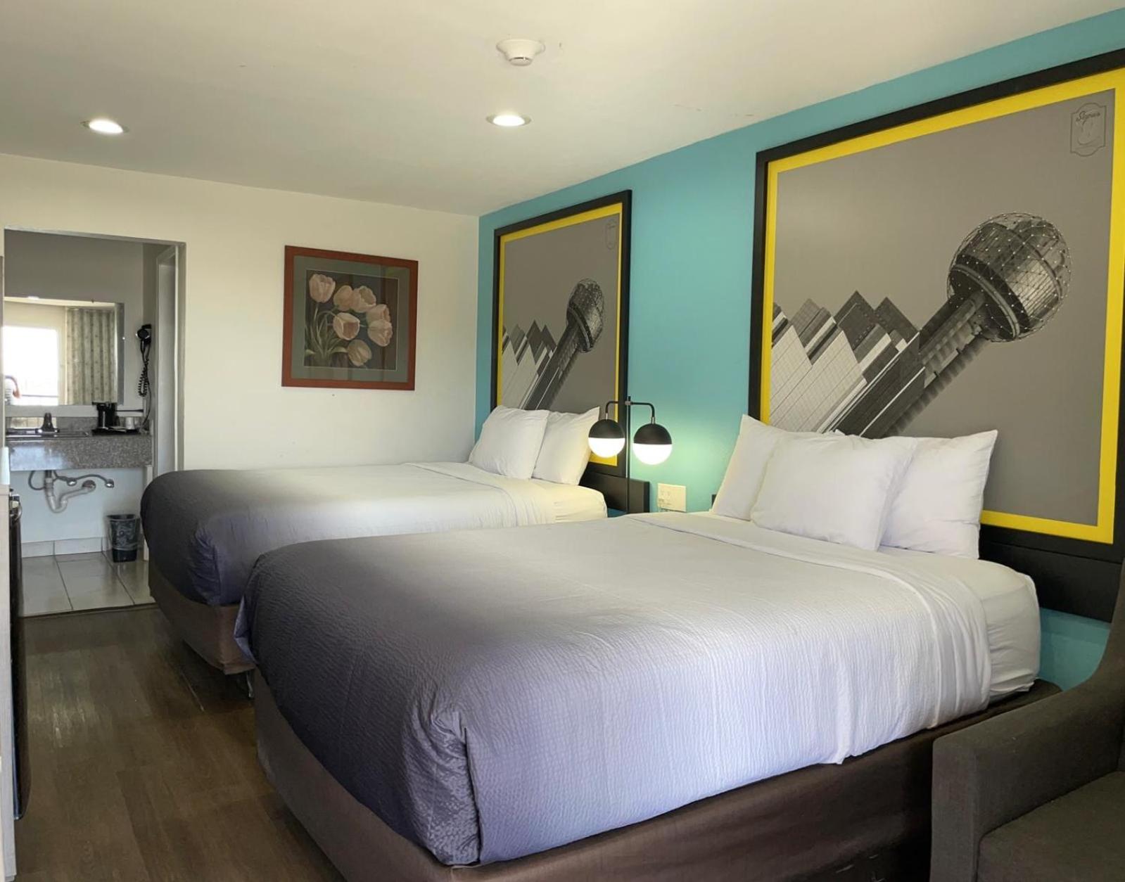 Queen Room with Two Queen Beds - Non-Smoking - Photo 1