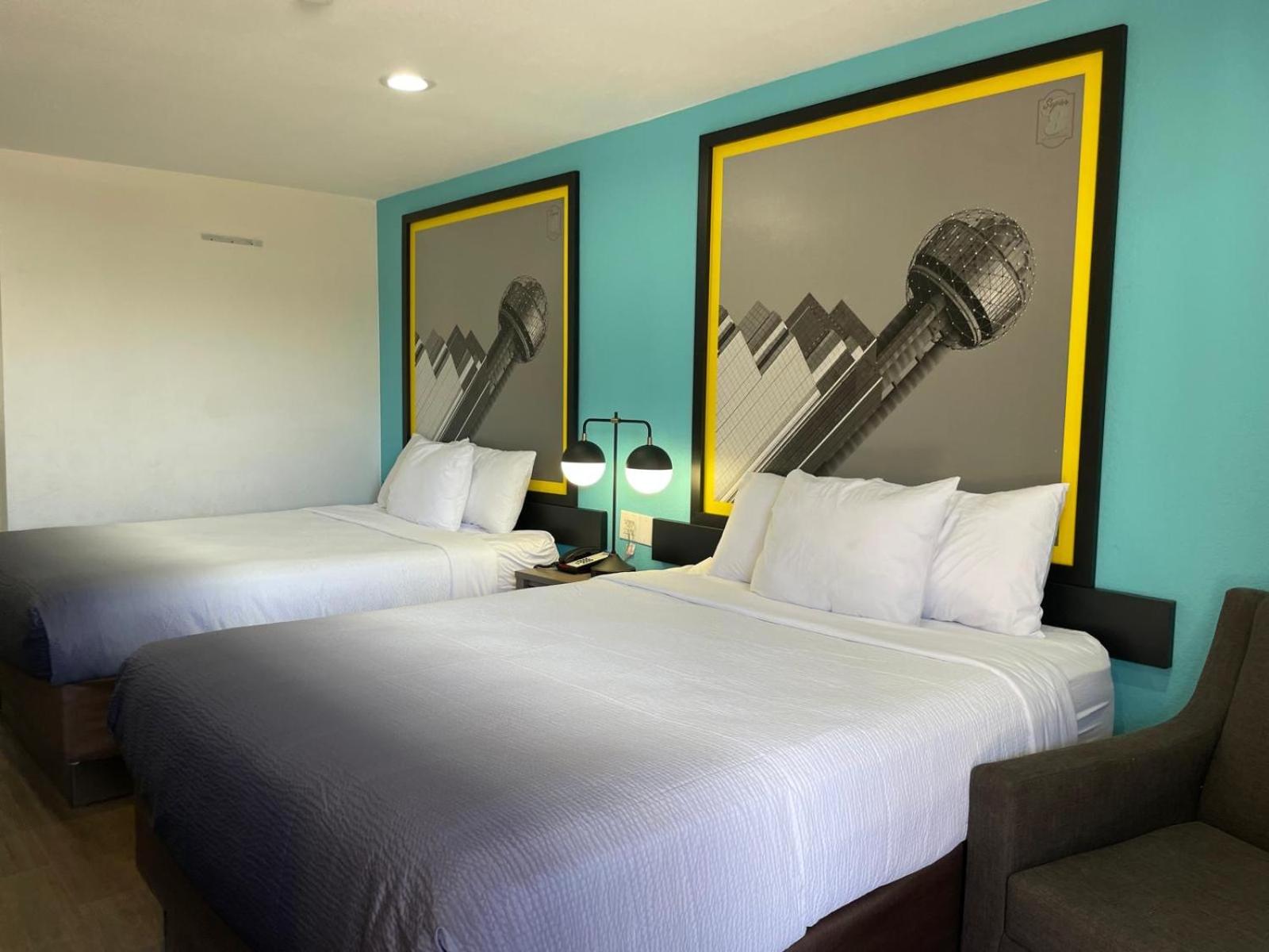 Queen Room with Two Queen Beds - Non-Smoking - Photo 2