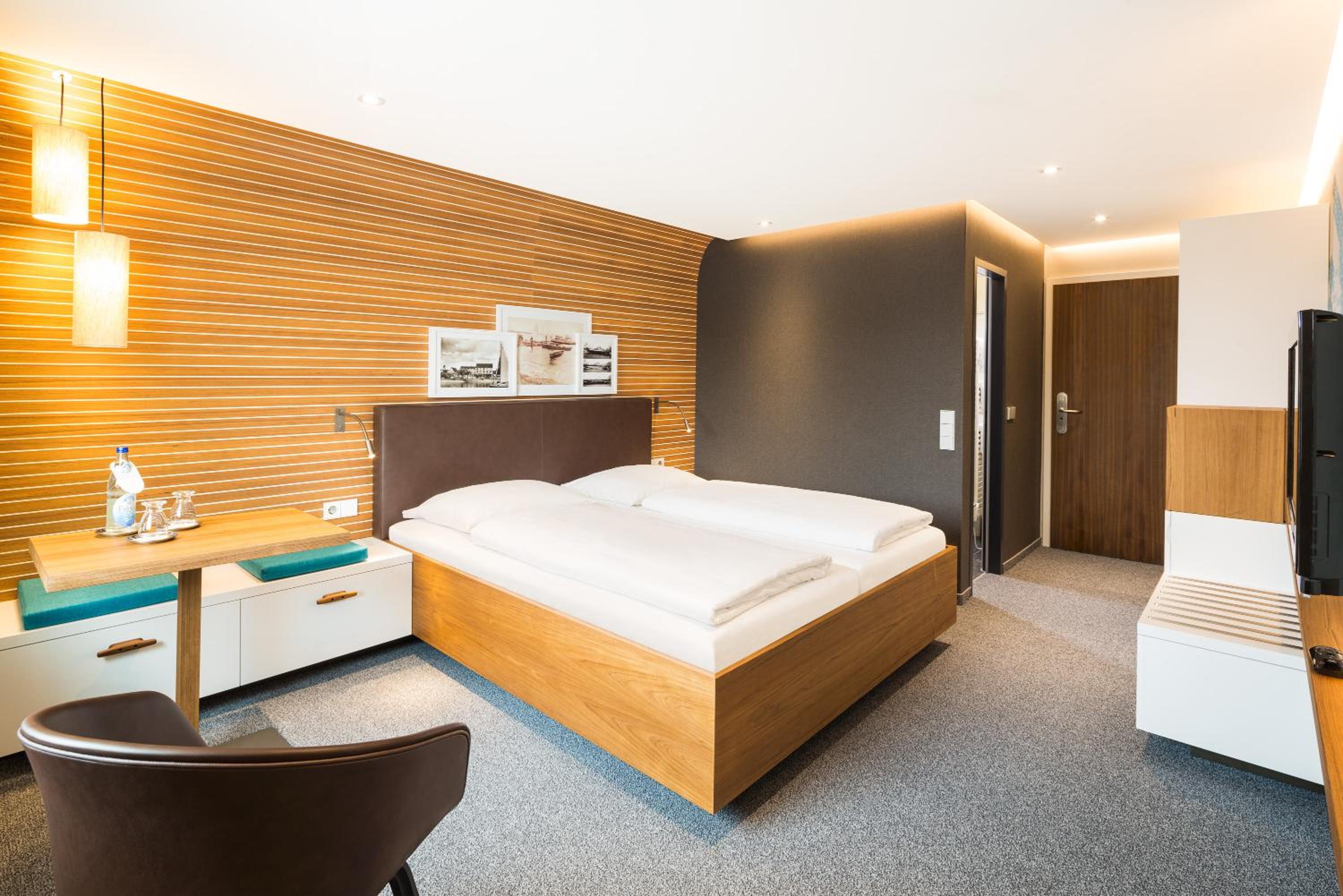 Comfort Double Room with Balcony and Lake View photo 2
